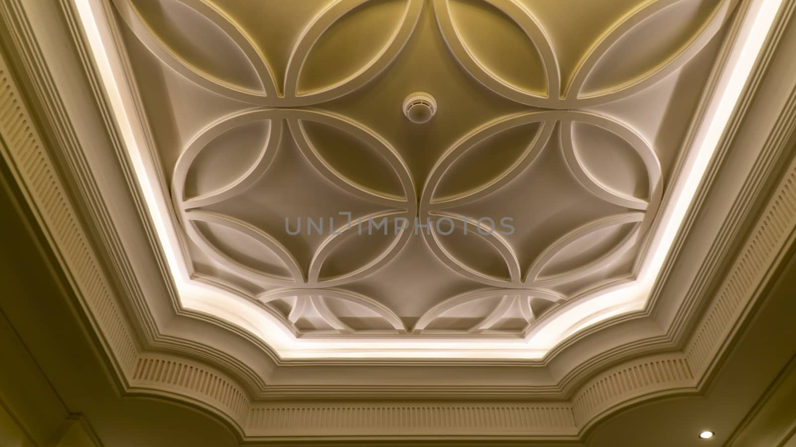 Ceiling design with lighting decorations
