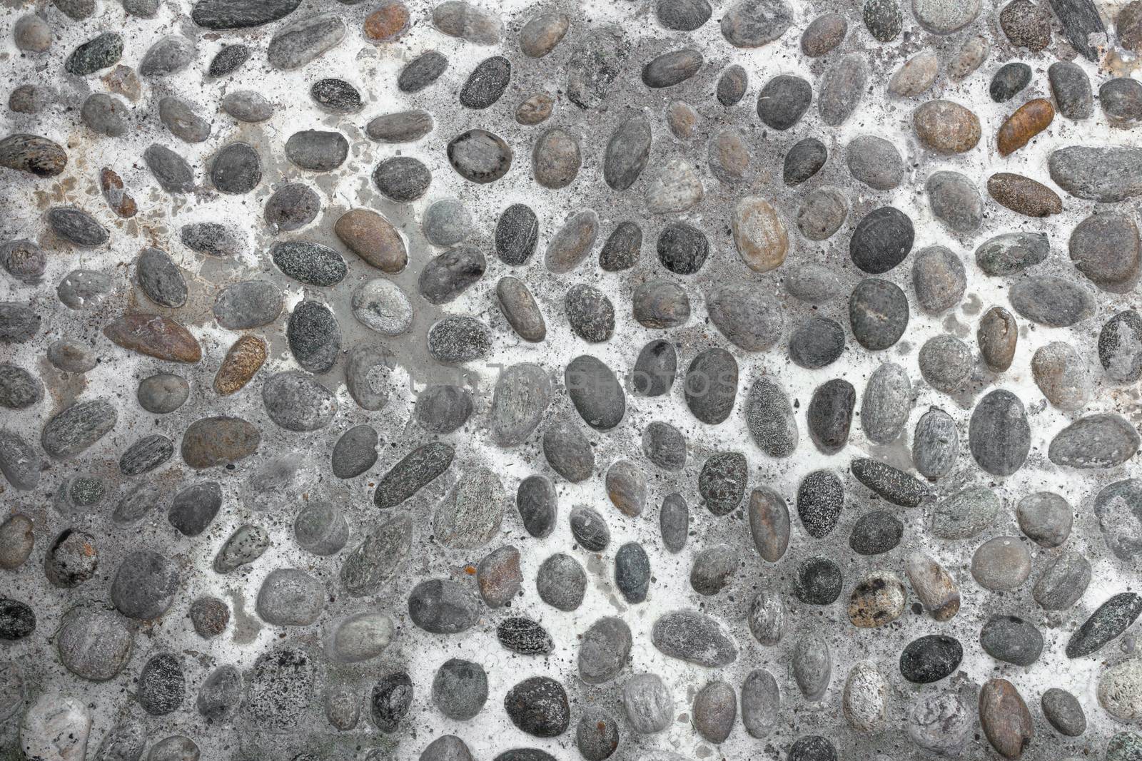 Flooring made of stones and pebbles with an irregular shape.