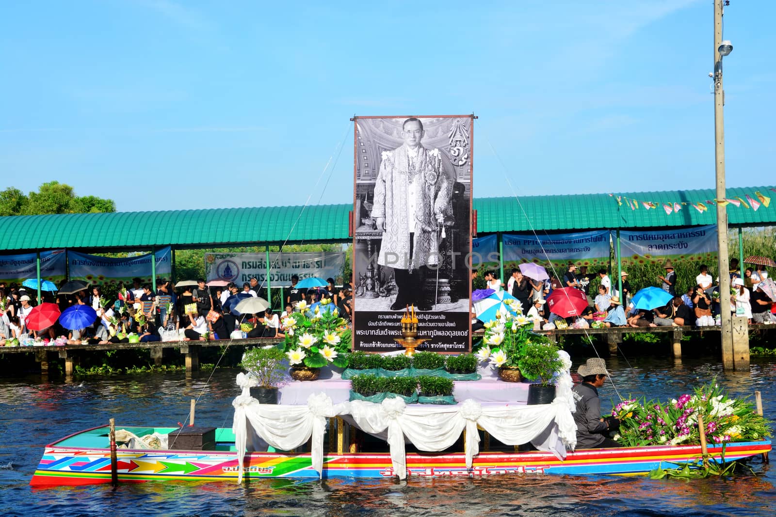 BANGKOK, THAILAND – OCTOBER 8, 2017 : Tuk baat Phra Roi River Festival (Give alms to a Buddhist monk on boat) On the Lamplatiew Canal in front of Wat Sutthaphot, Lat Krabang District Bangkok

