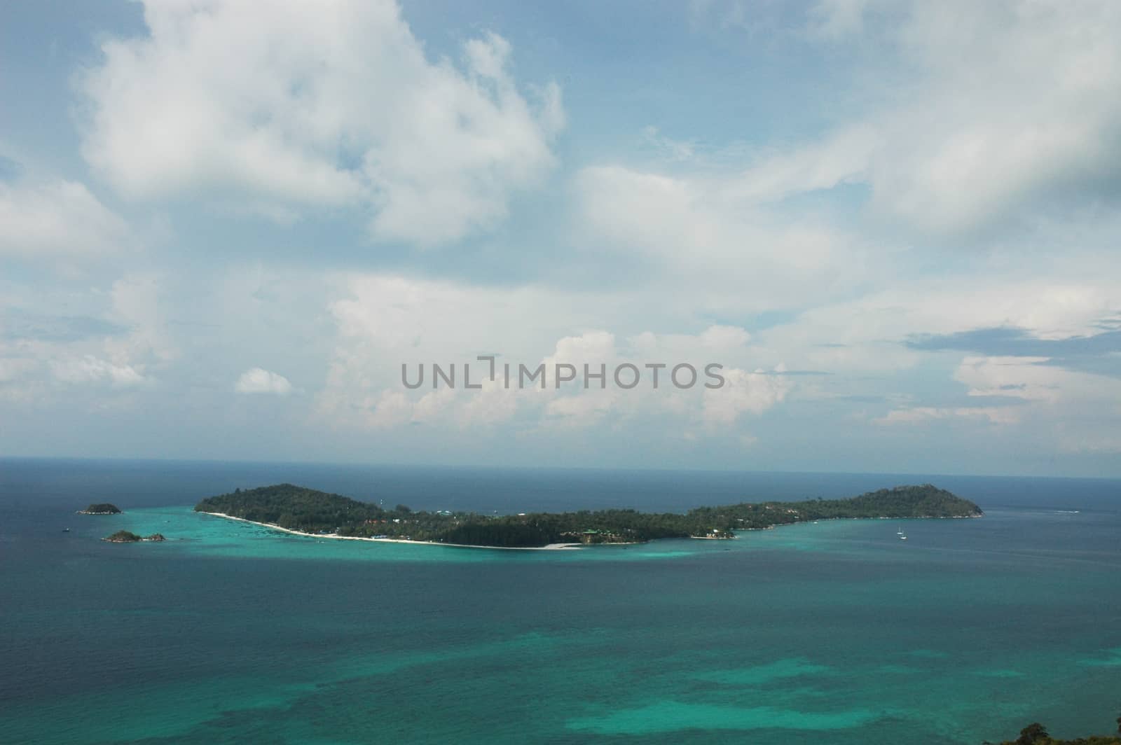 Koh Lipe is a small L-shaped island located in the southern Thailand’s Satun Province near the Thailand/Malaysia border. It belongs to the Adang-Rawi Archipelago, situated on the outskirts of the Tarutao National Marine Park.