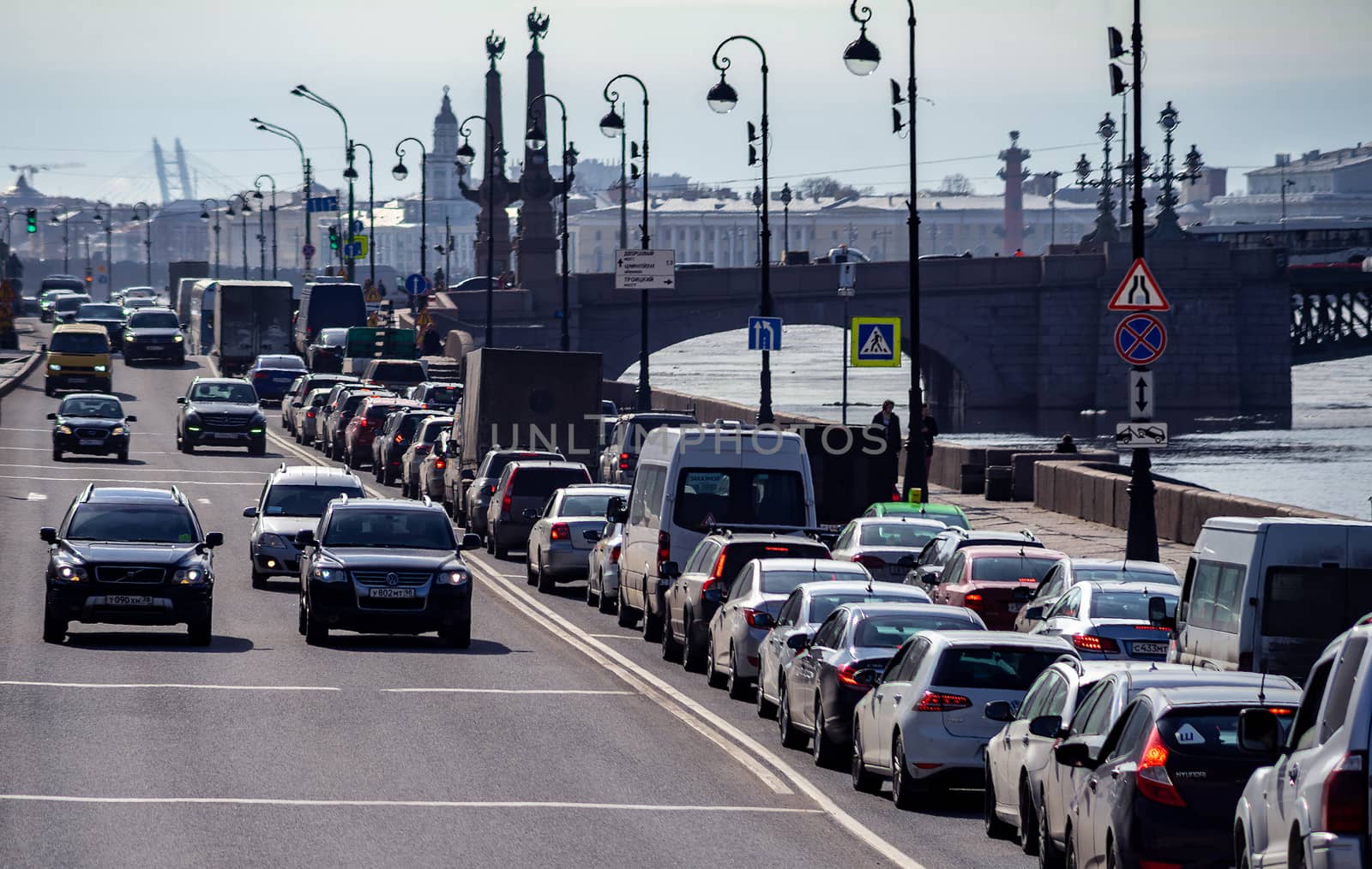 April 18, 2018. St. Petersburg, Russia. Cars on the Palace embankment.