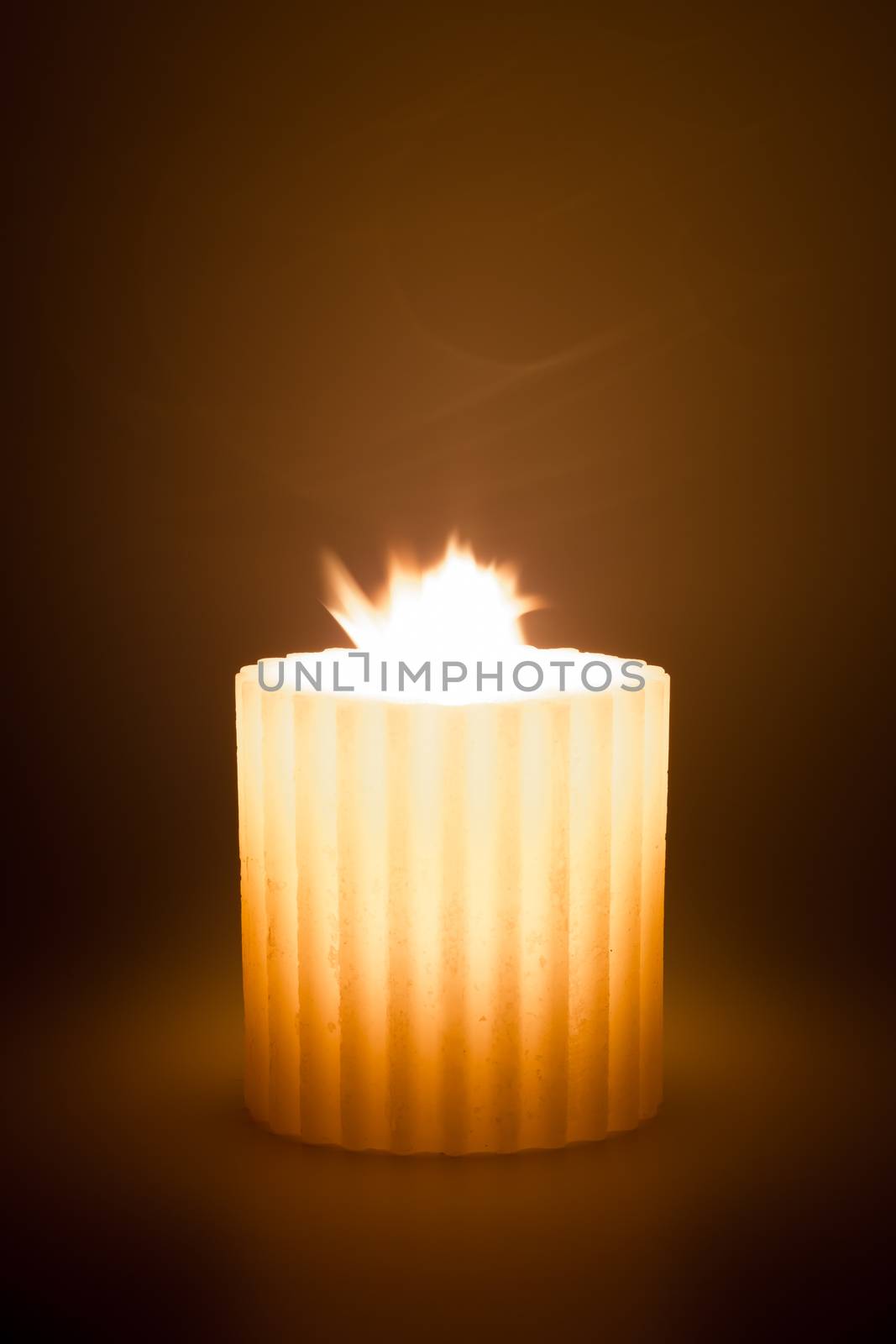 Christmas candle made with raw wax, wrapped in a soft atmosphere.