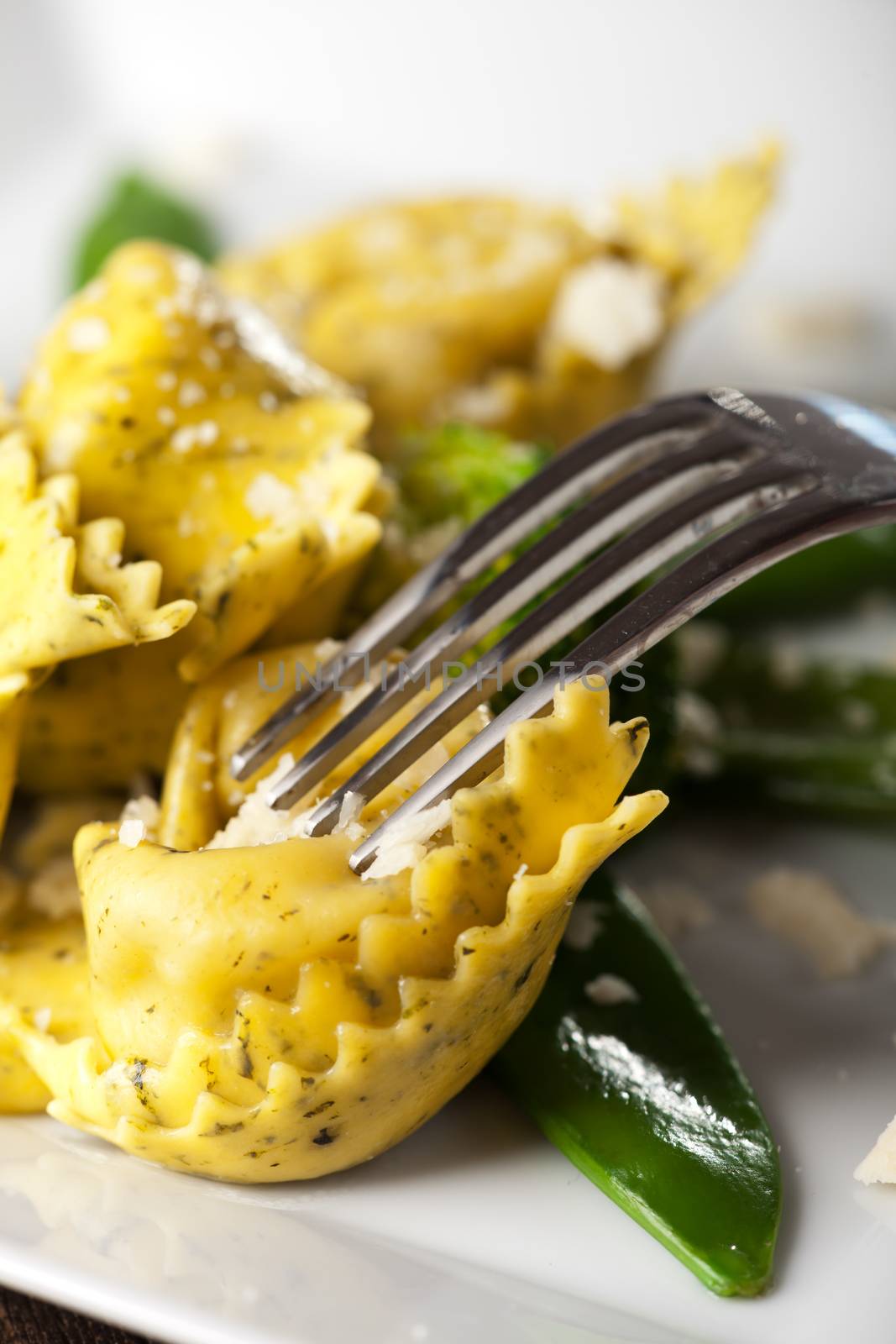 tortellini with mangetout and broccoli by bernjuer