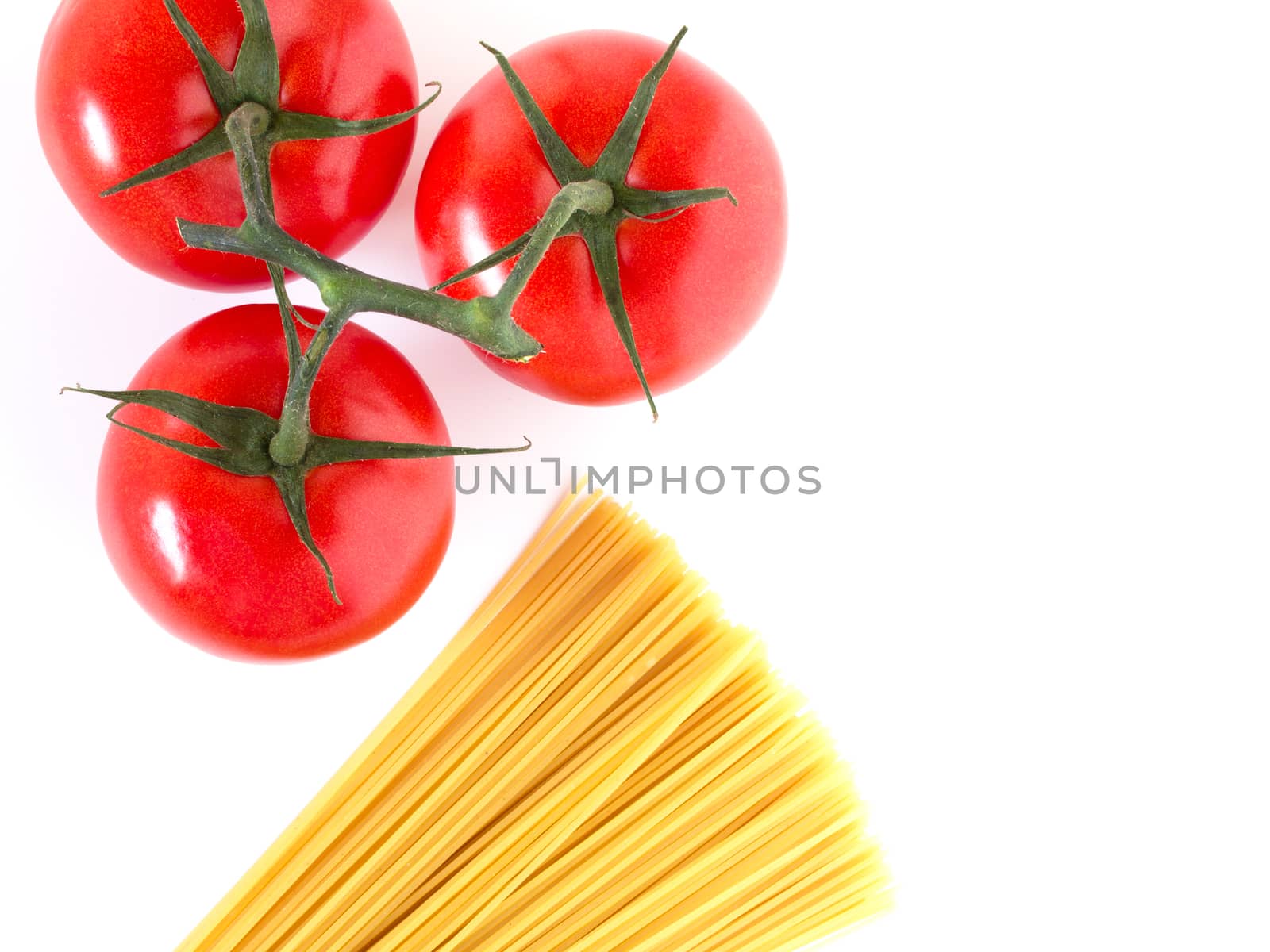 Setting pasta with spaghetti and tomatoes by germanopoli