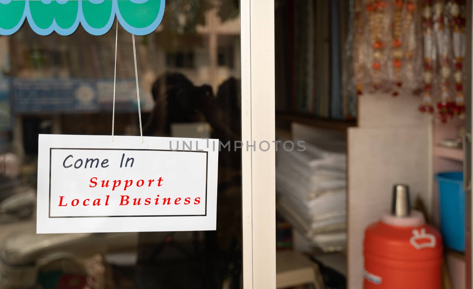 Come in support local business signage attached infront of door during coronavirus or covid-19 pandemic to support local community. by lakshmiprasad.maski@gmai.com