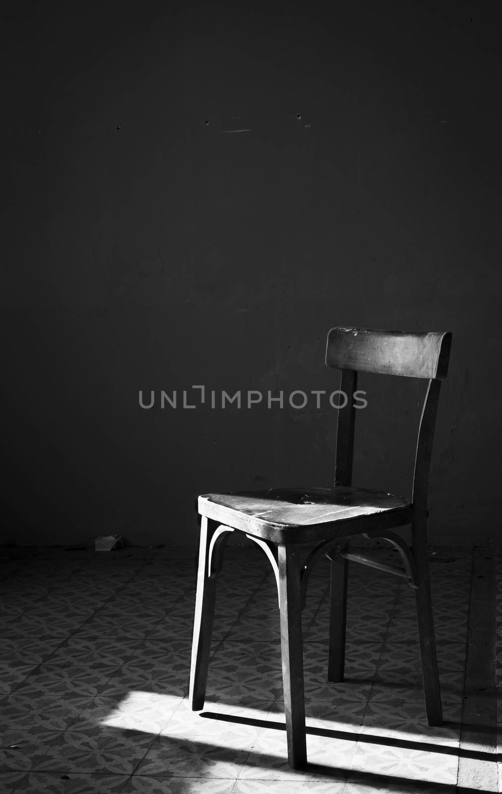 Vintage abandoned chair in black & white