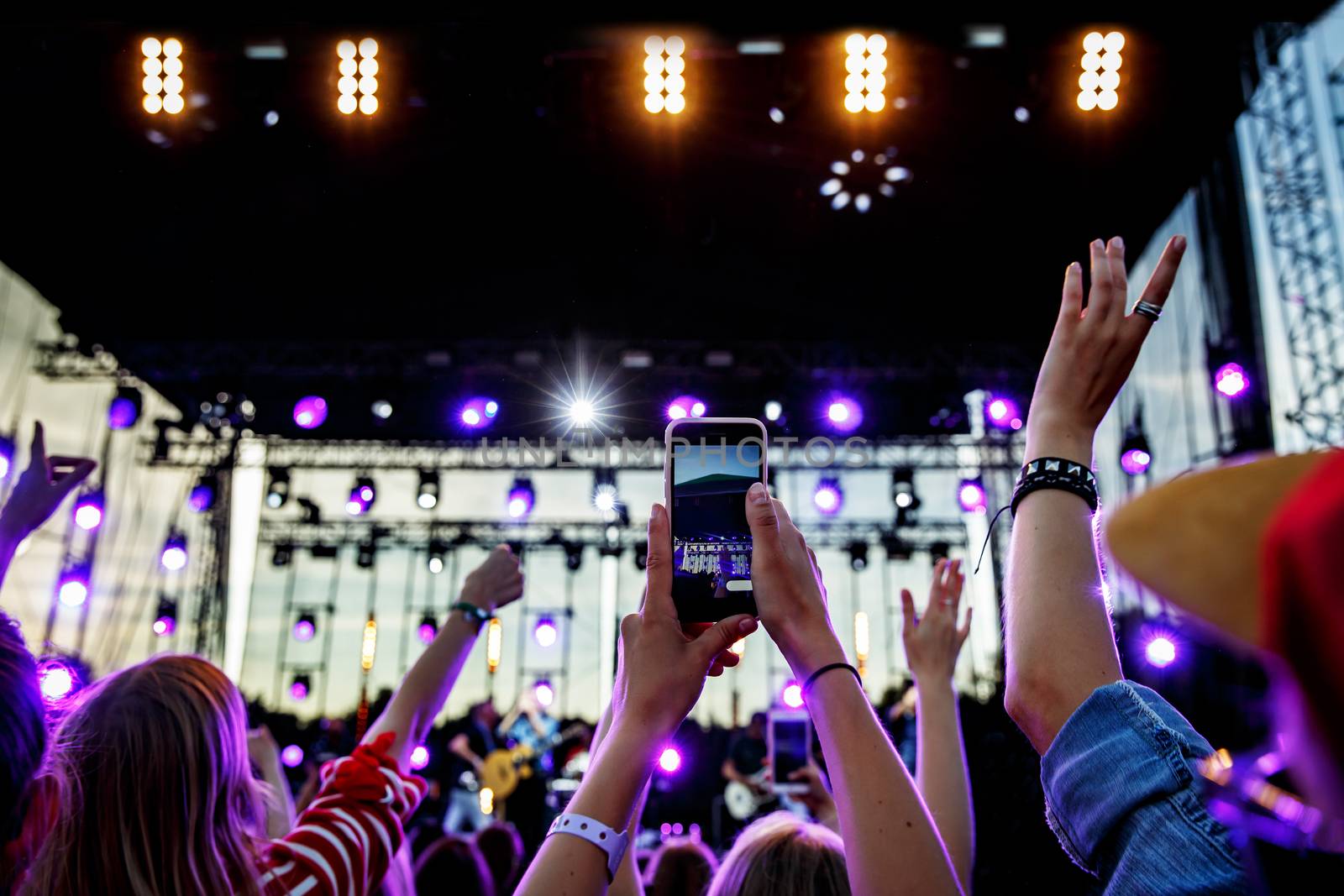 Stream online live concert to social networks from music show