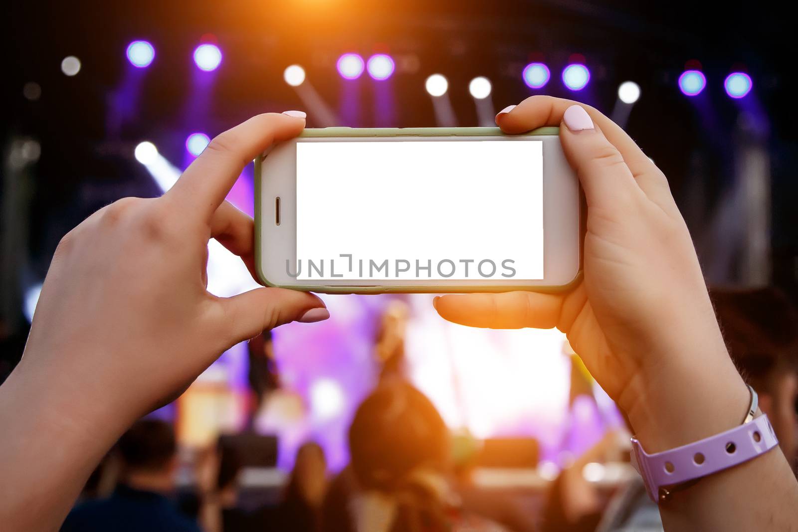 Live stream for social networks at a concert. Using a smartphone camera. by 9parusnikov