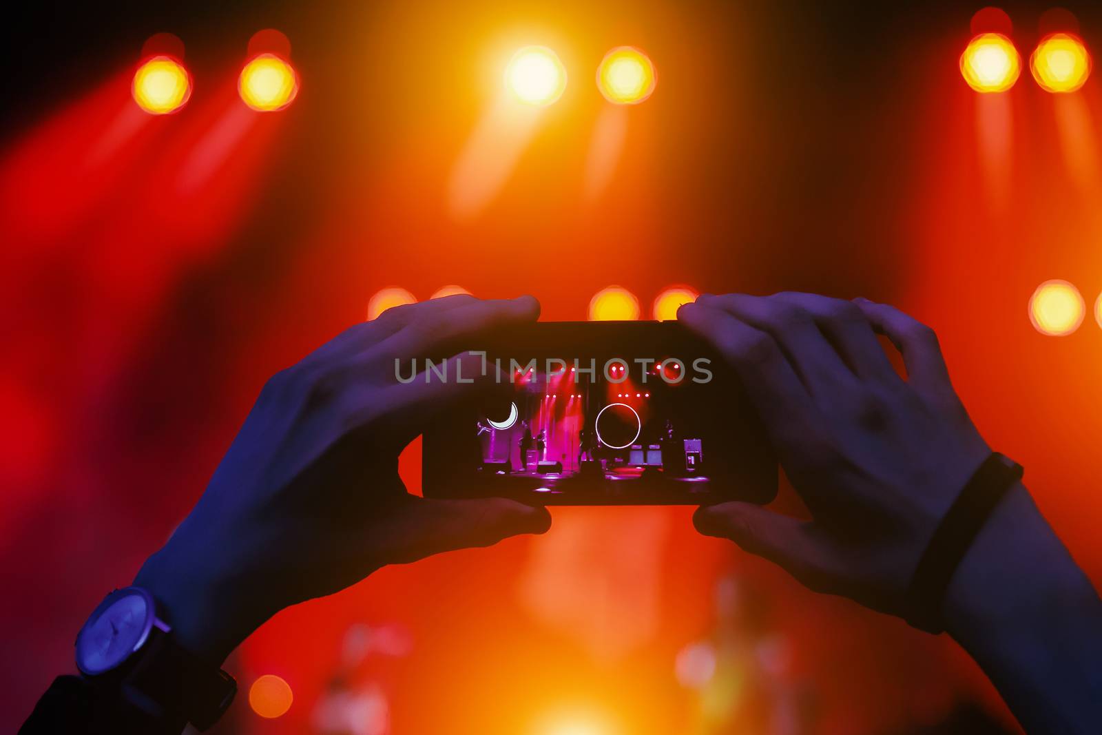 Live stream for social networks at a concert. Using a smartphone camera. by 9parusnikov