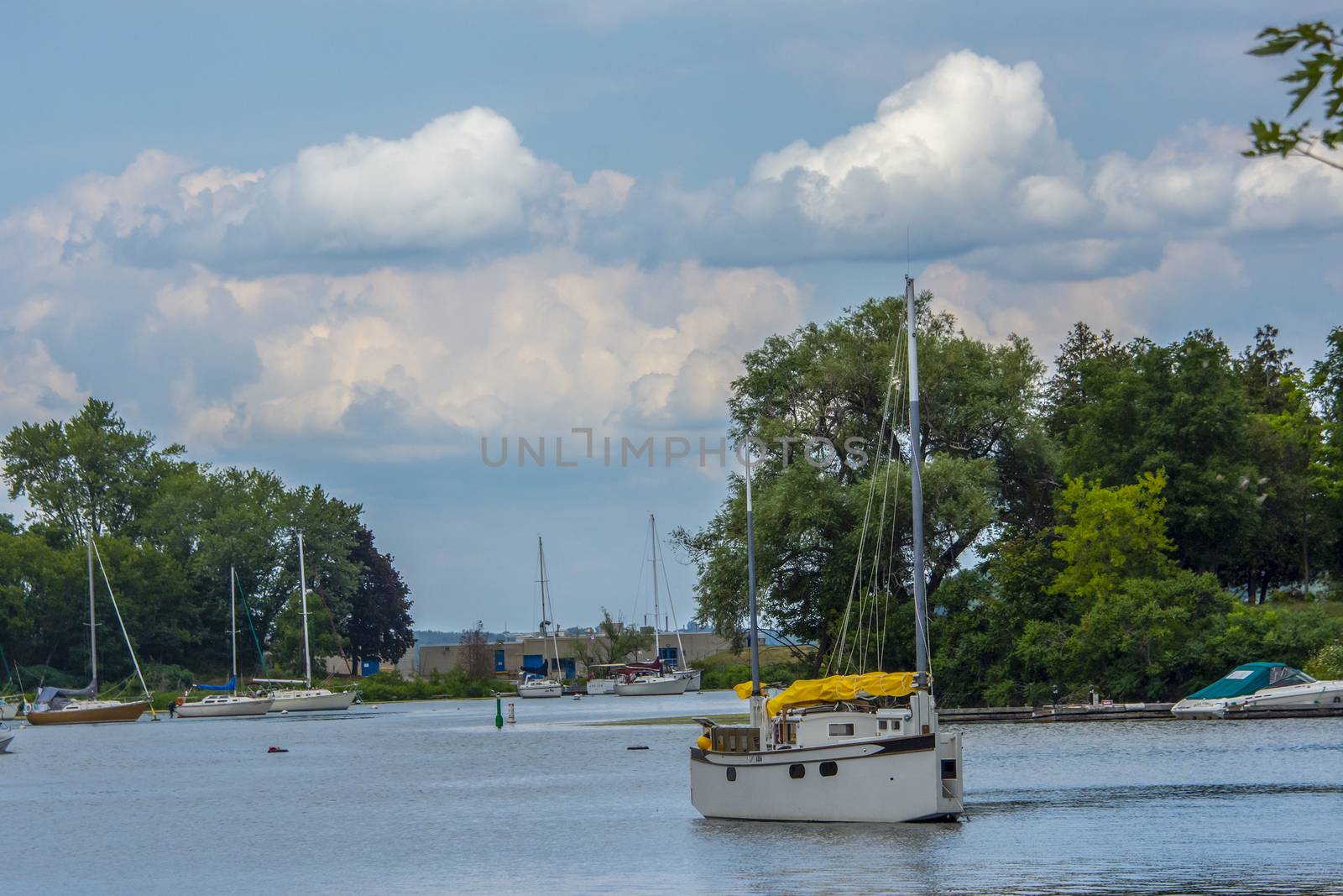 Yachts, in the evening, sail into the bay to stay on the lake