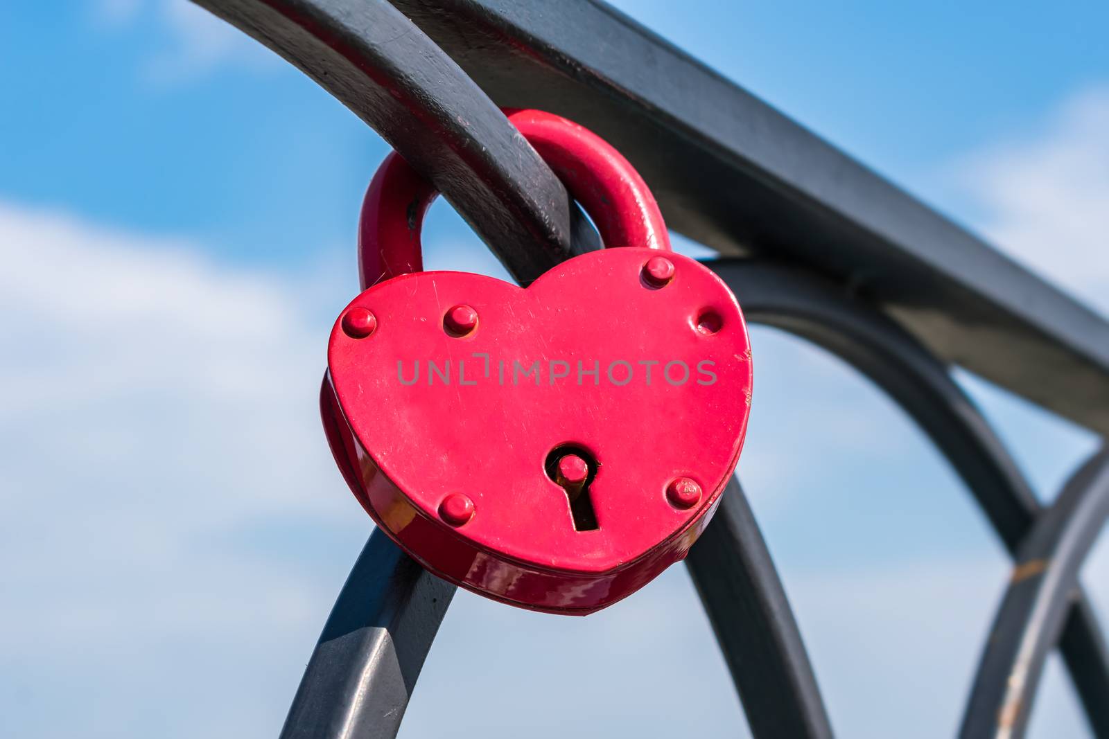 Decorative pendant lock for lovers that can be locked on the bridge during the wedding