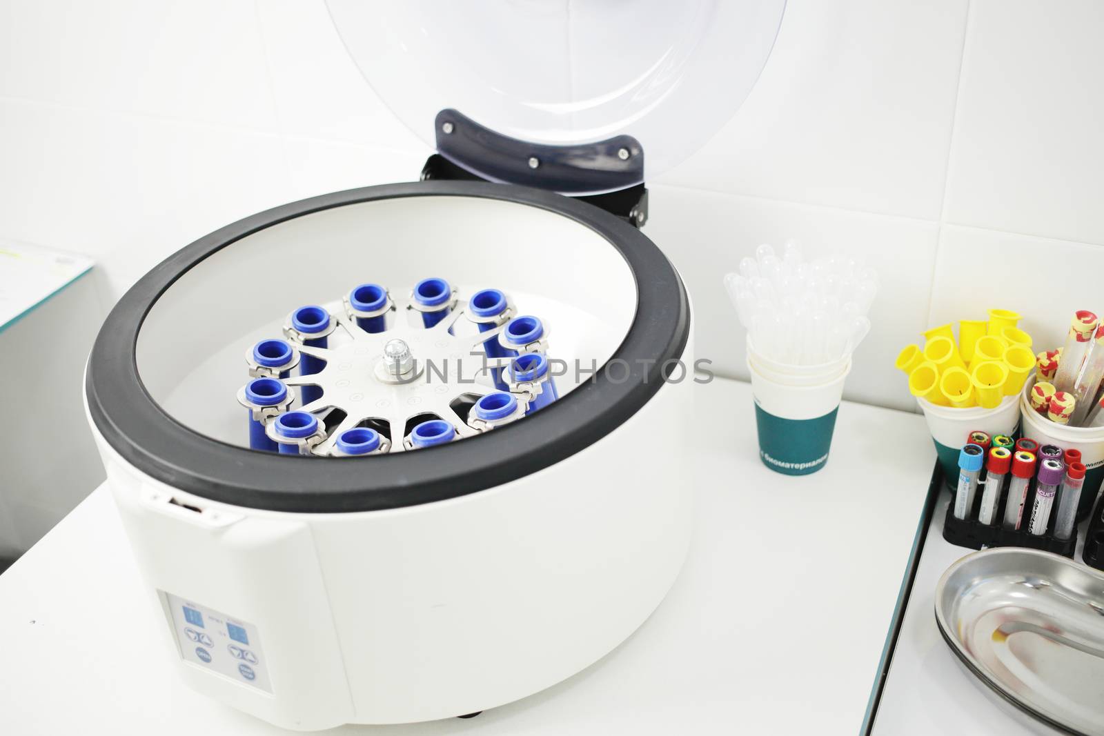 Laboratory medical centrifuge for the separation of blood components by selinsmo