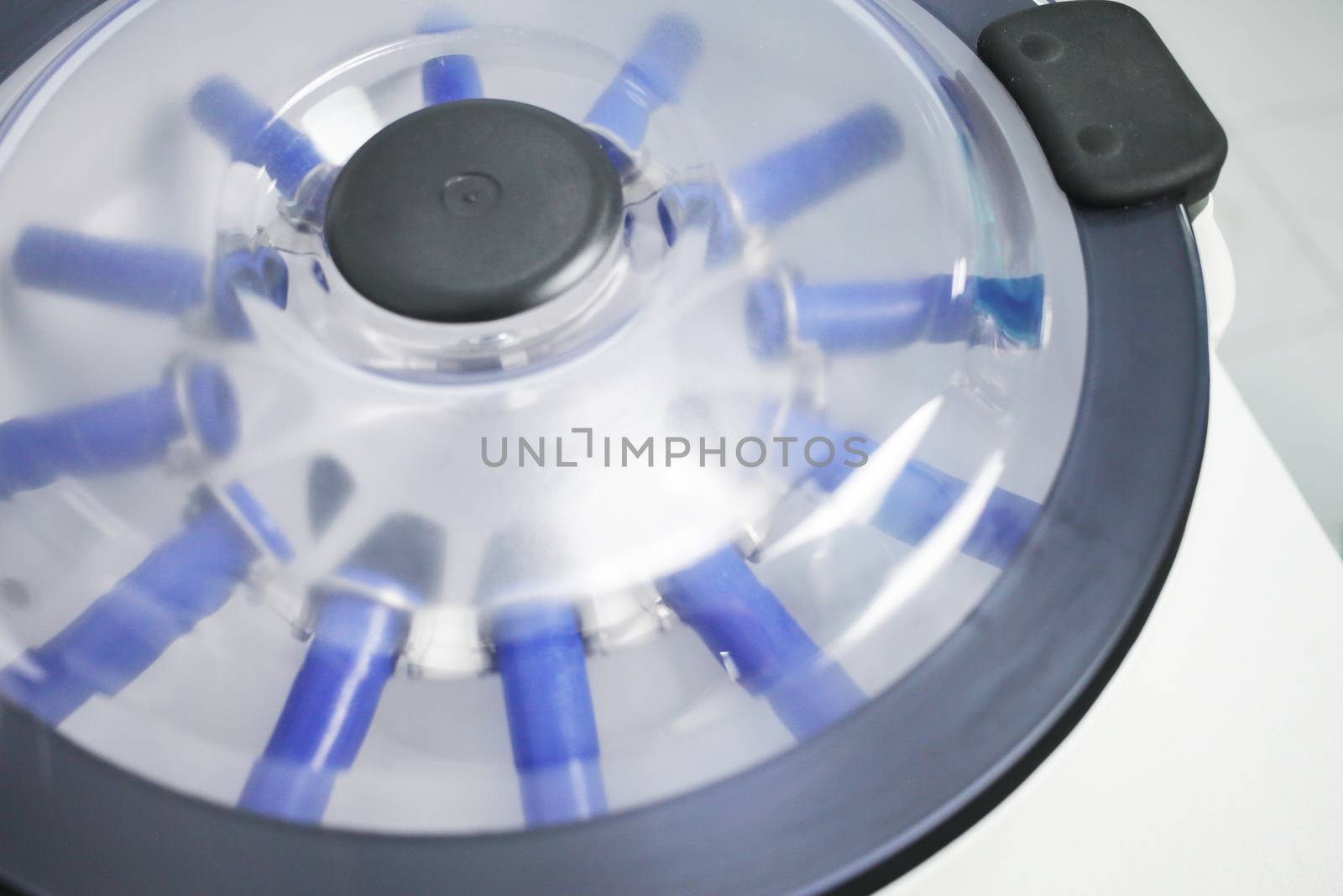 Laboratory medical centrifuge for the separation of blood components by selinsmo