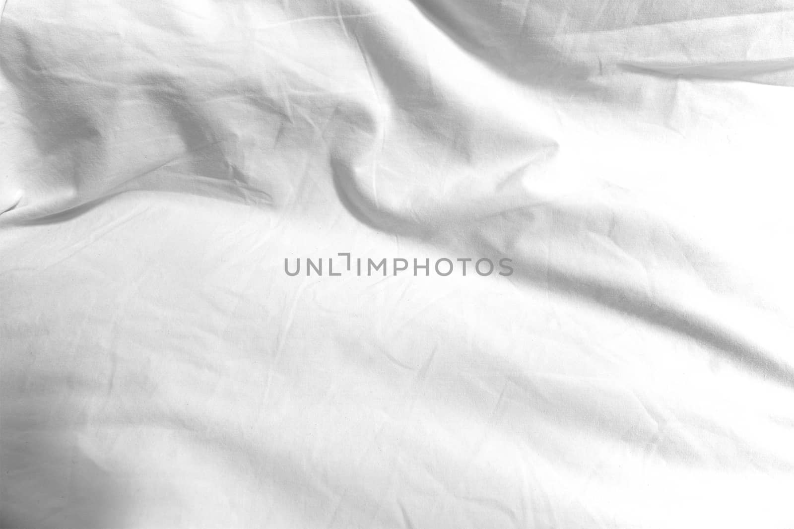 The surface wrinkles of the white bedding in the hotel