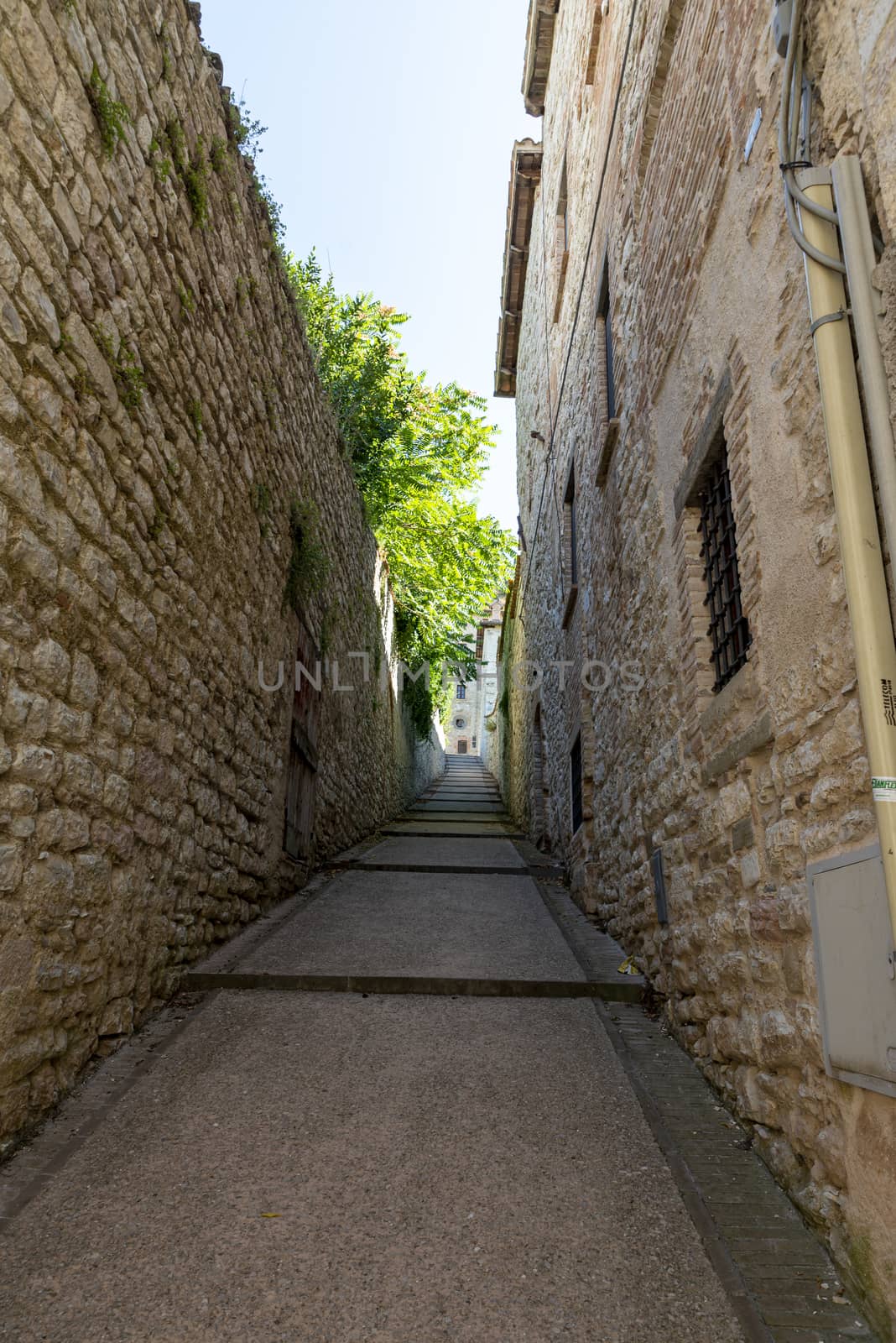 architecture of streets and buildings in the town of gubbio by carfedeph