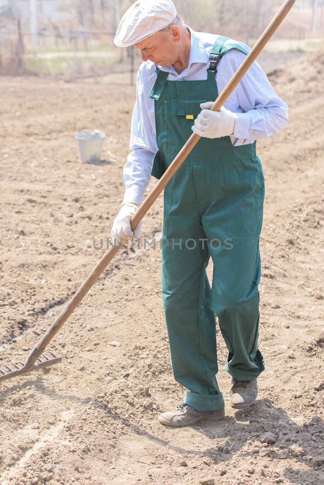 Farmer or employee working in the field.