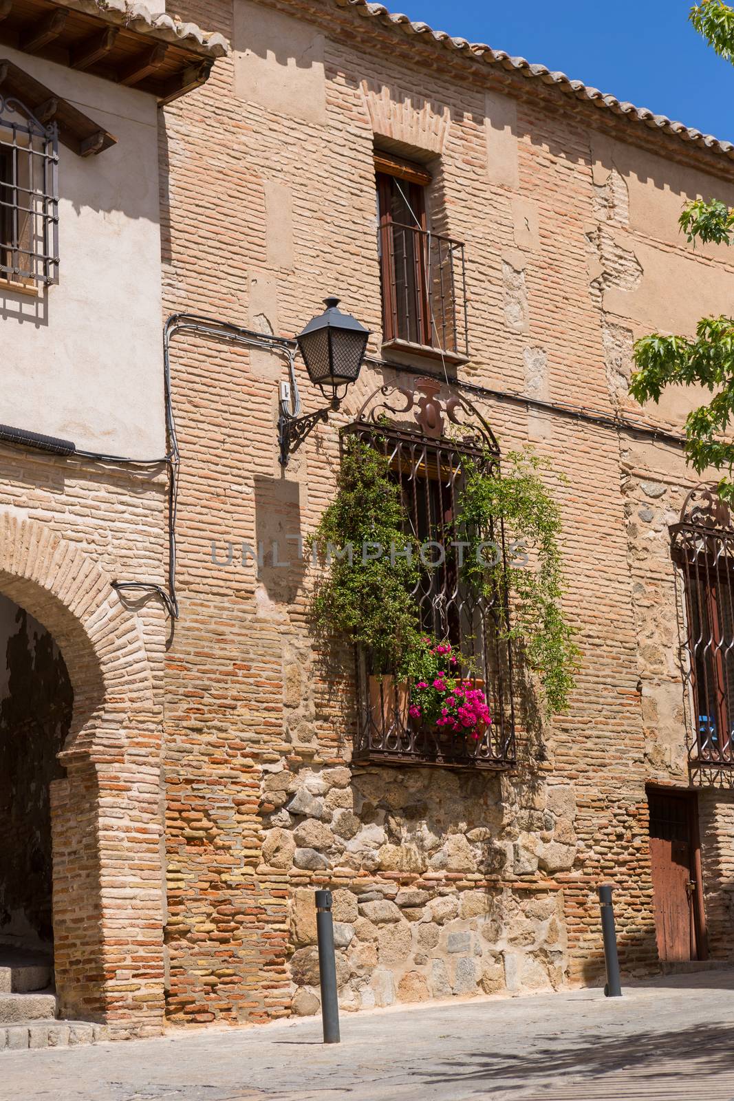 Toledo narrow street by zittto