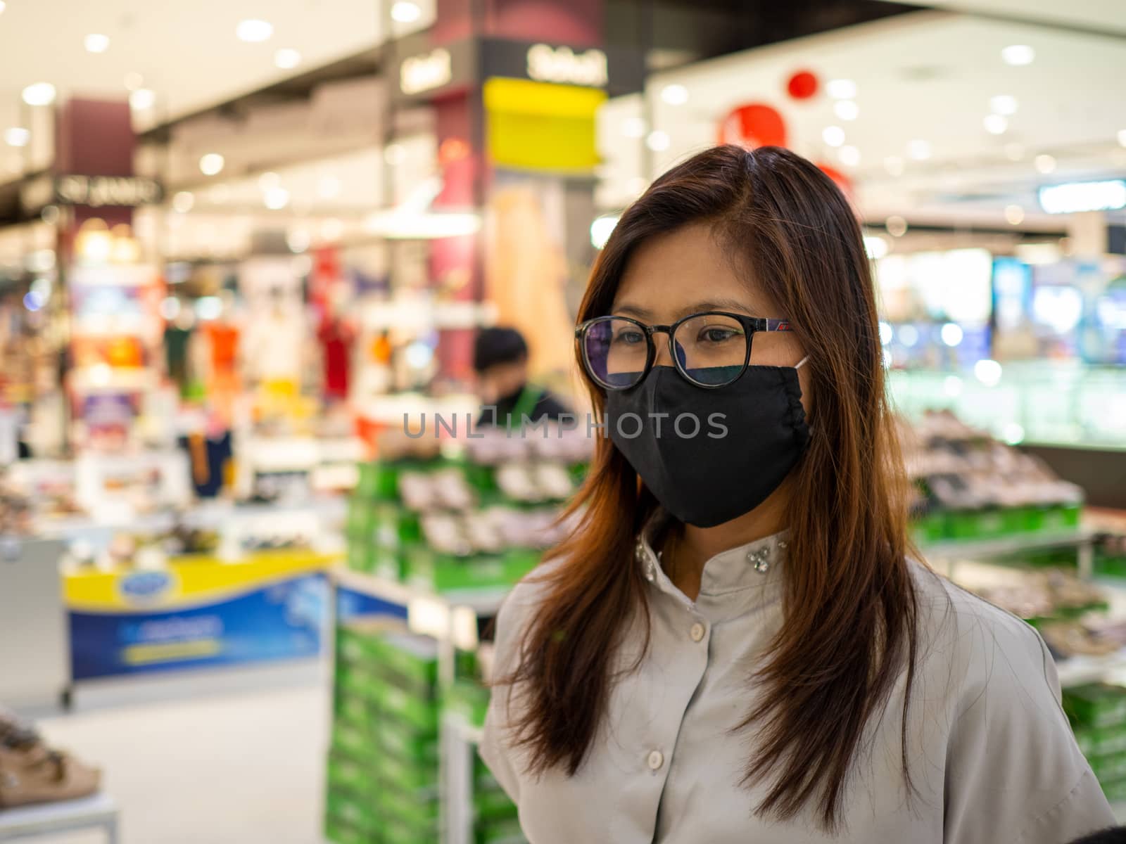 .Portrait of a woman wearing a protective mask Walk in shopping  by Unimages2527