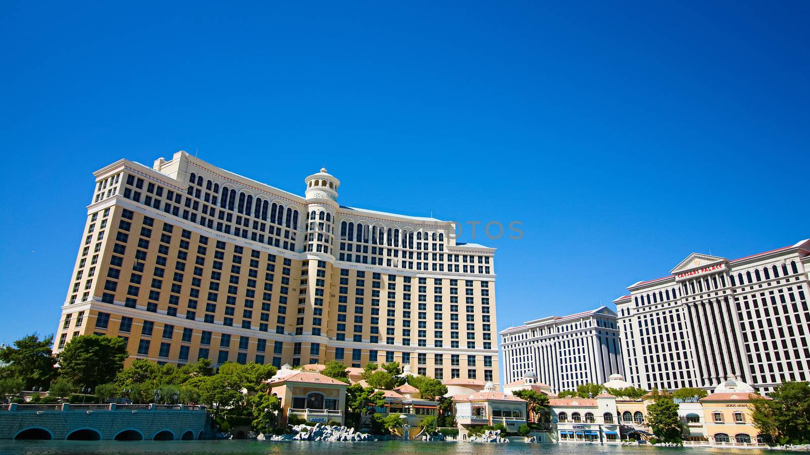 Fountains of Bellagio in Las Vegas. by USA-TARO