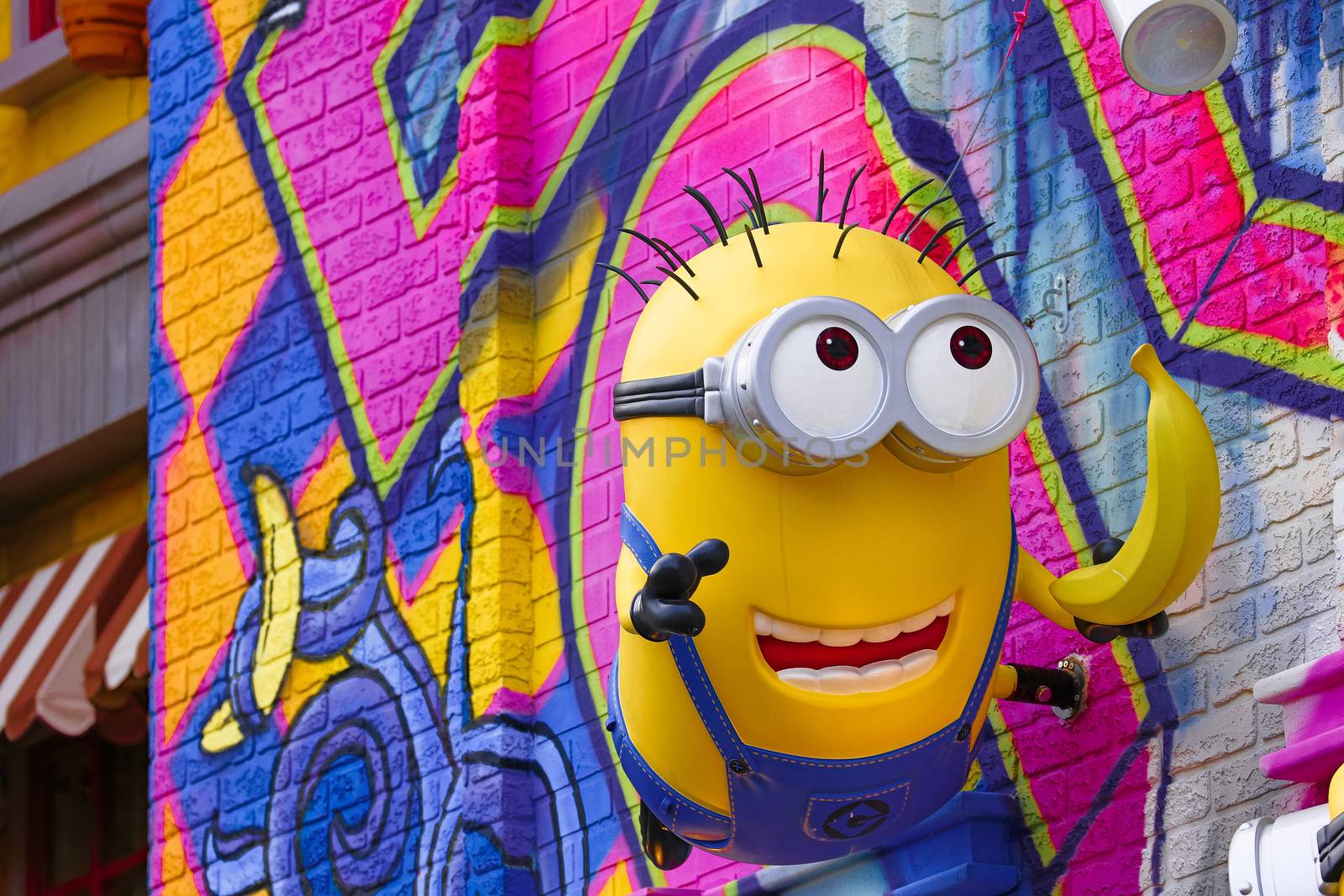 Statue of "HAPPY MINION", located in Universal Studios Japan by USA-TARO