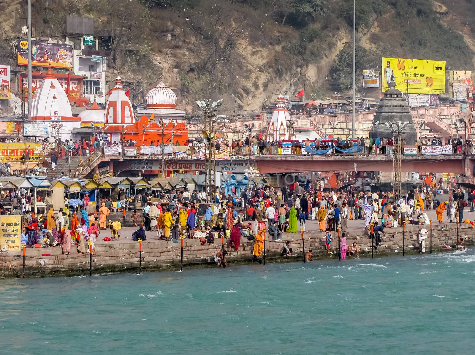 Crowd taking bath in Ganges & performing rituals at Ganga Ghat by lalam