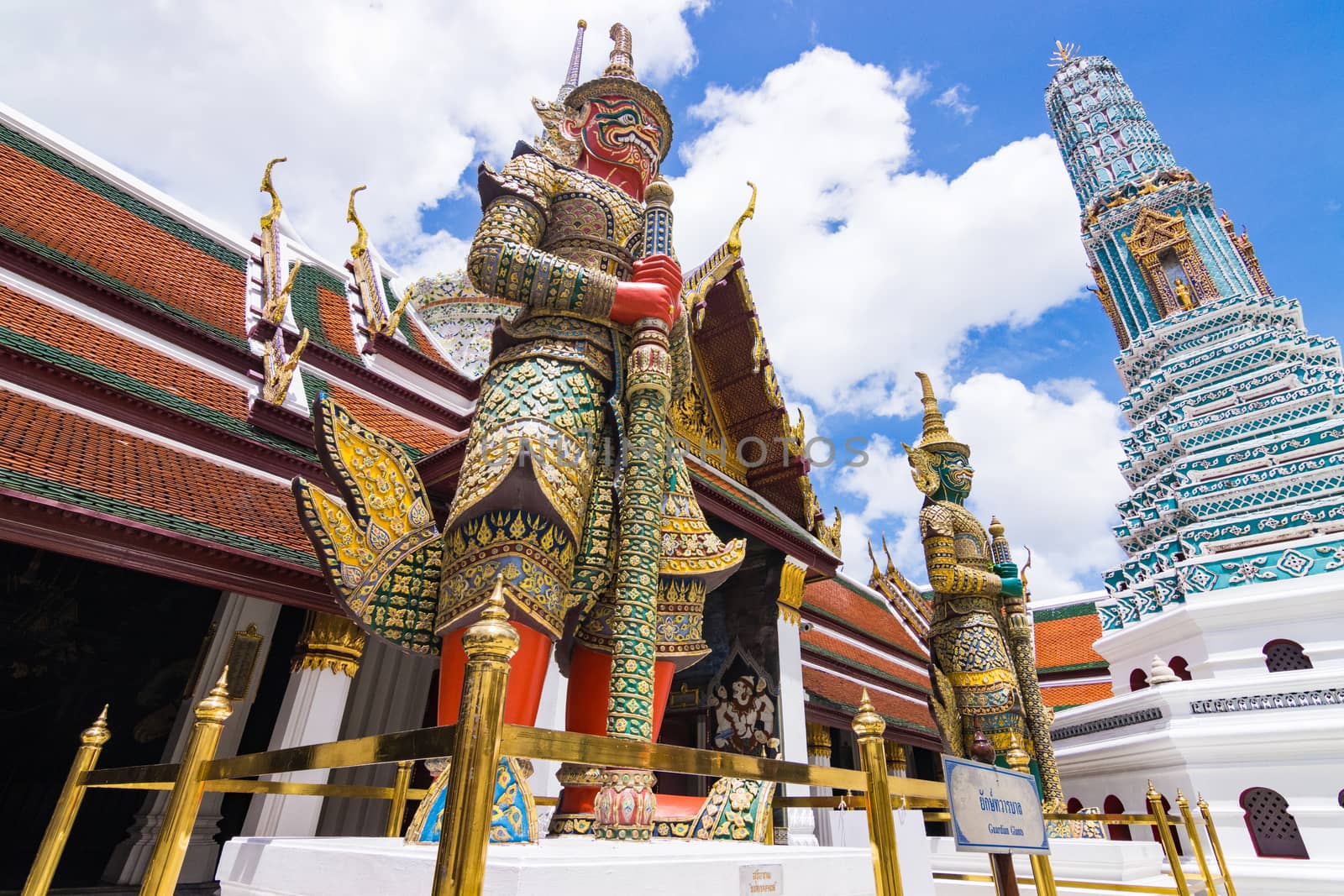 Art sculptures - Giant Statues , The giant monkey and help bear the pagoda. Another view is that the foreigners came shooting. By imitating the giant monkey.- Travel Republic Thailand
