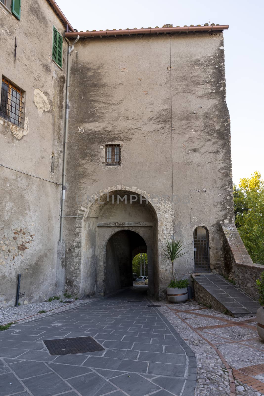 one of the entrance doors to the town of Collescipoli by carfedeph