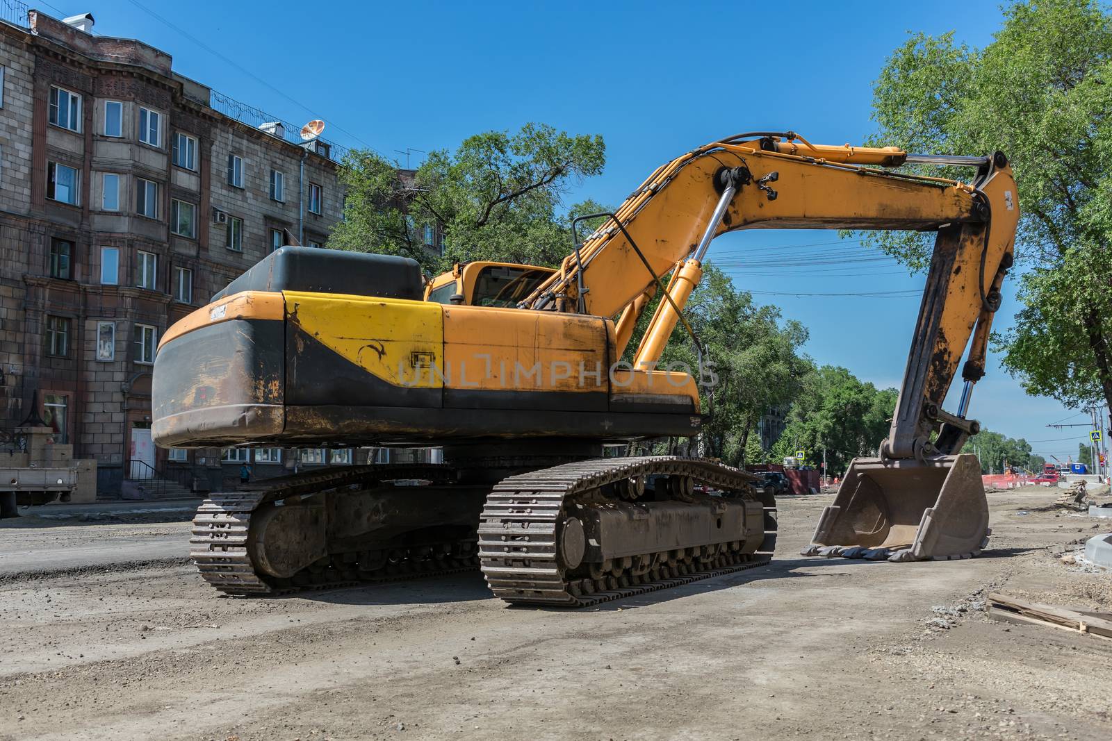 Working, tracked equipment for digging trenches and removing road surfaces