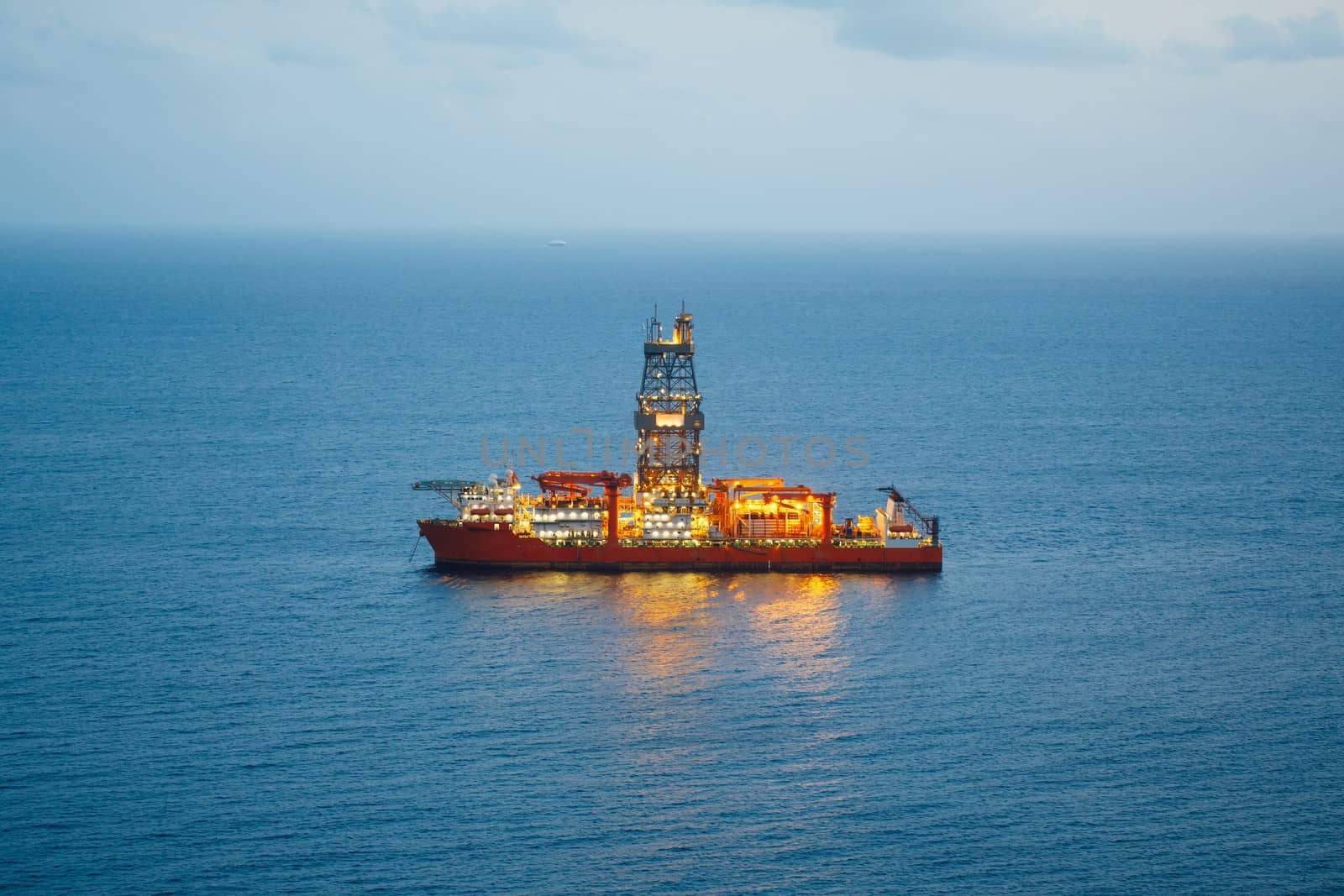 offshore oil and gas drillship with illumination by nikkytok