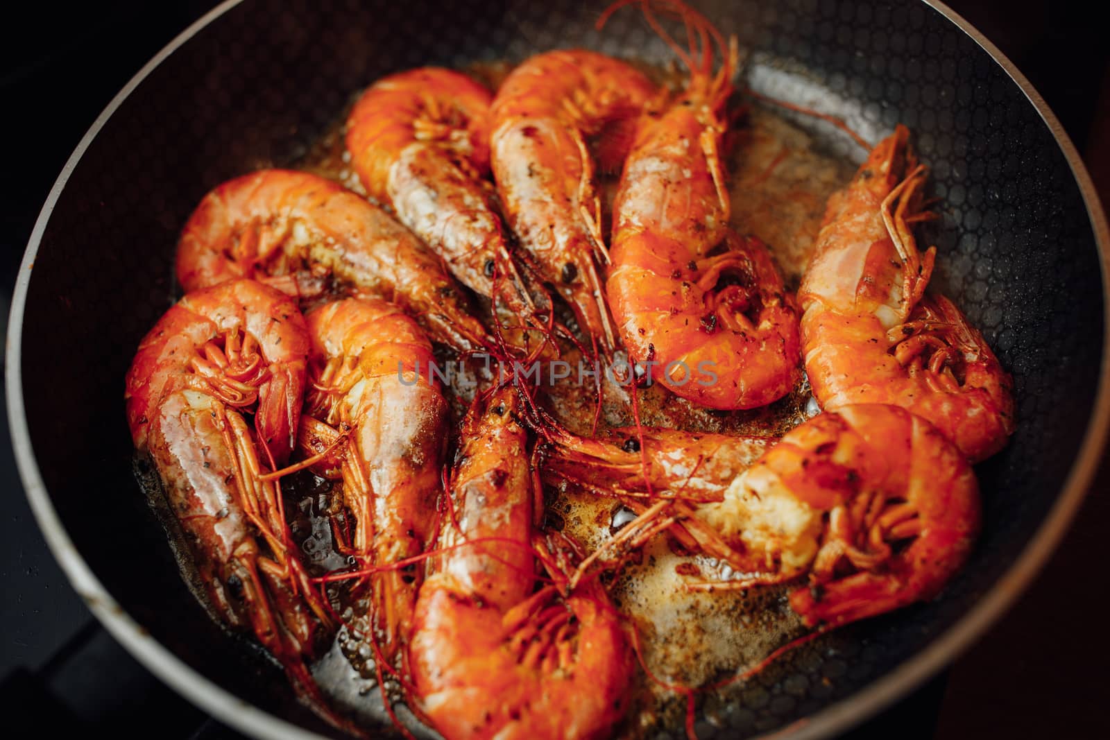 fried shrimps on pan by nikkytok