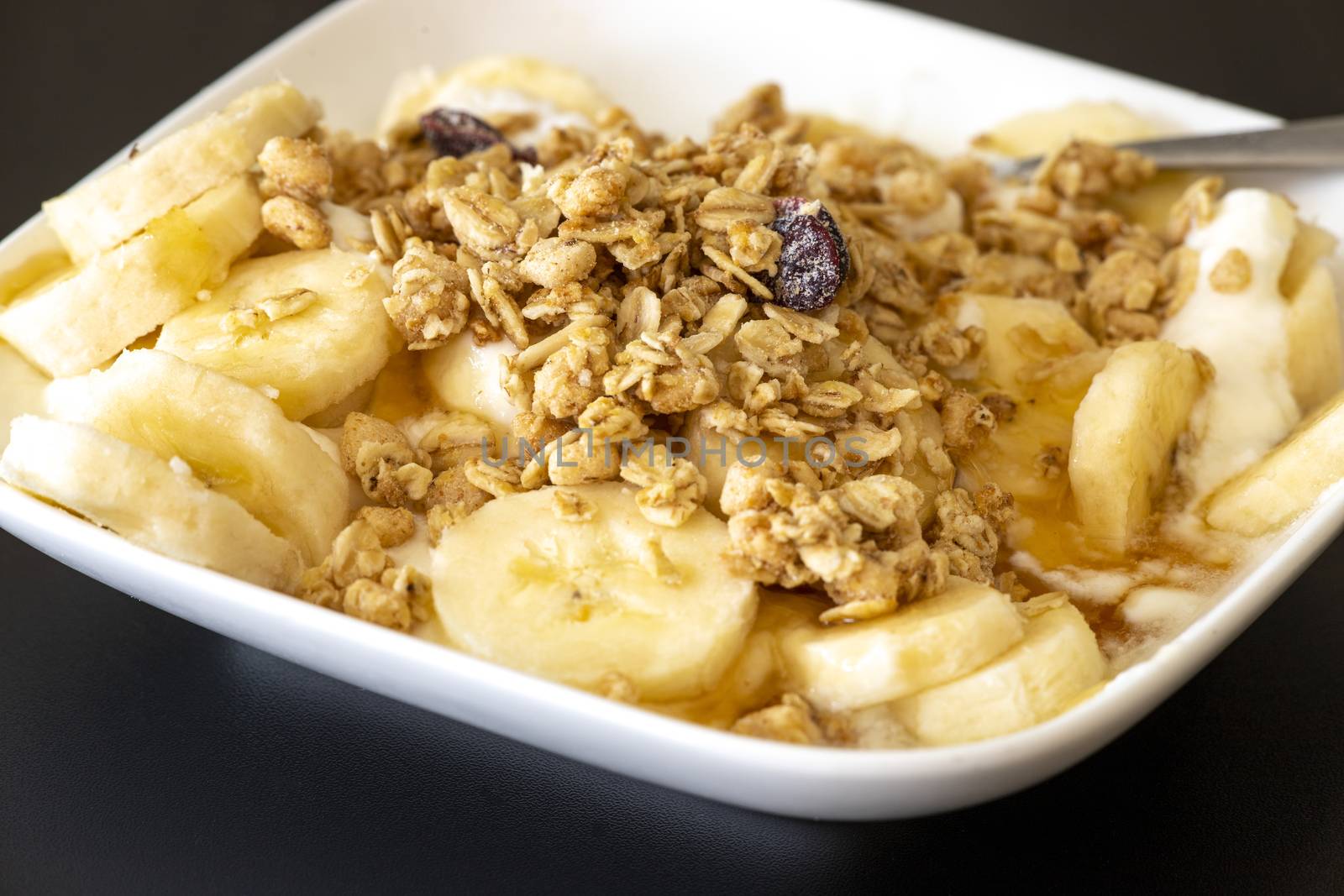 yogurt with oat and banana slices