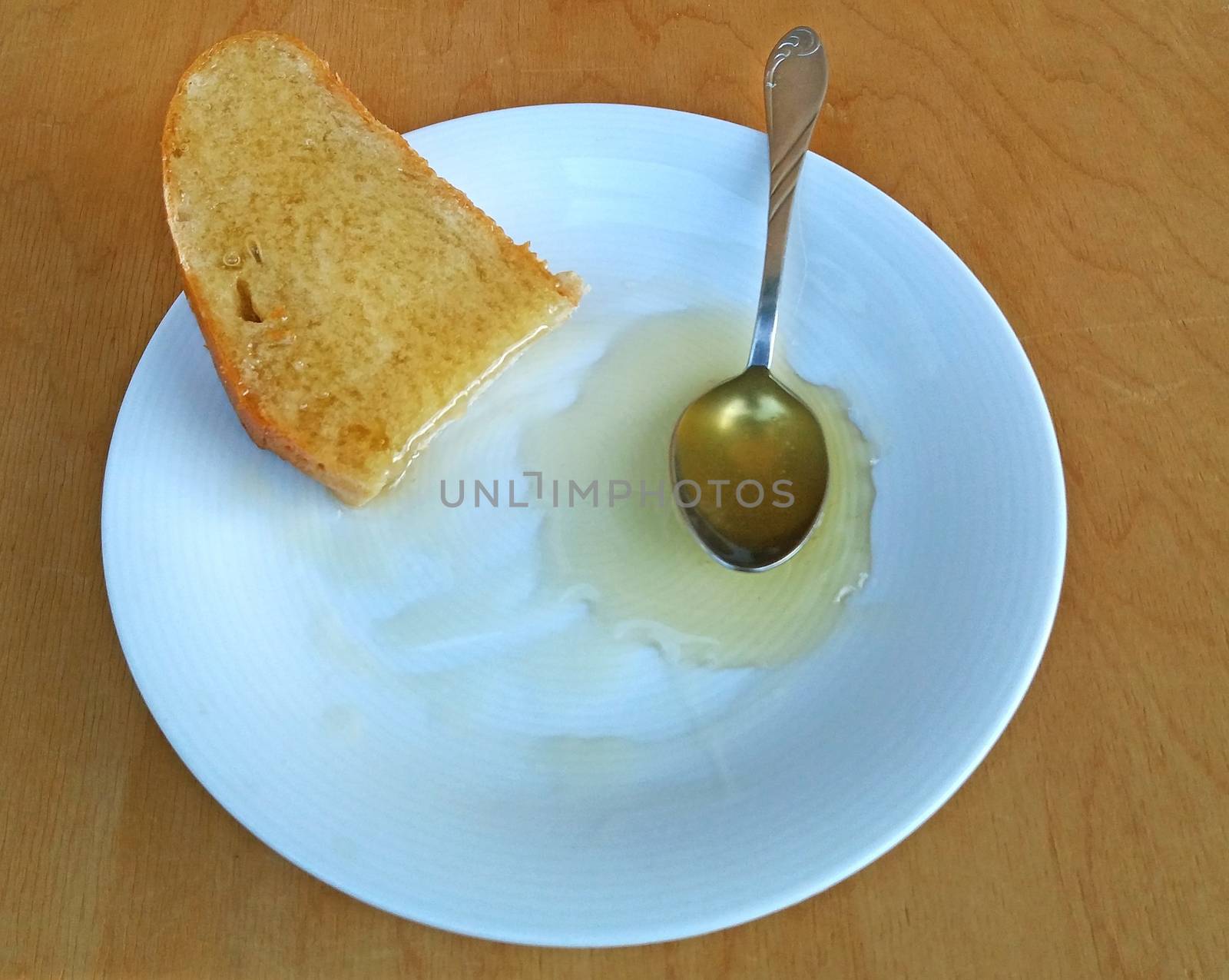 honey with bread on the plate, health benefits.