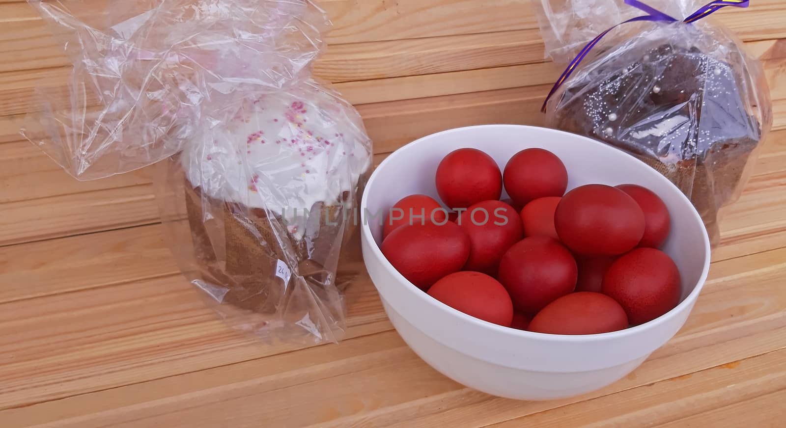 Red eggs and Easter cakes. Easter holiday.