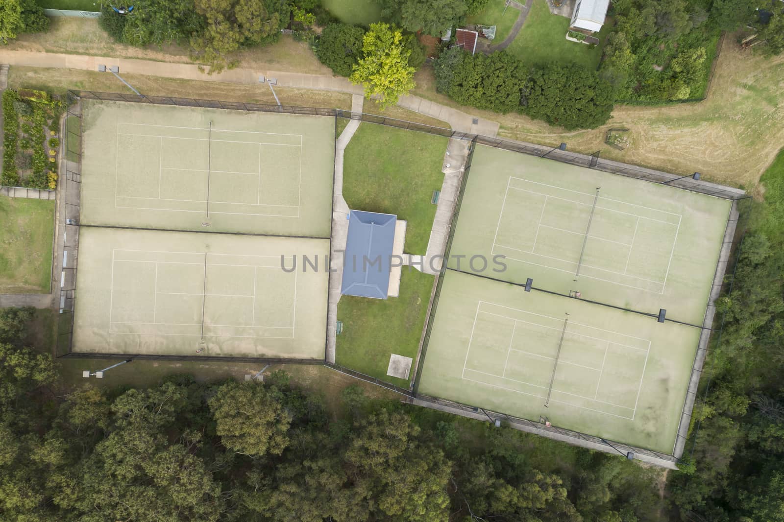 An overhead view of a tennis court in the suburbs