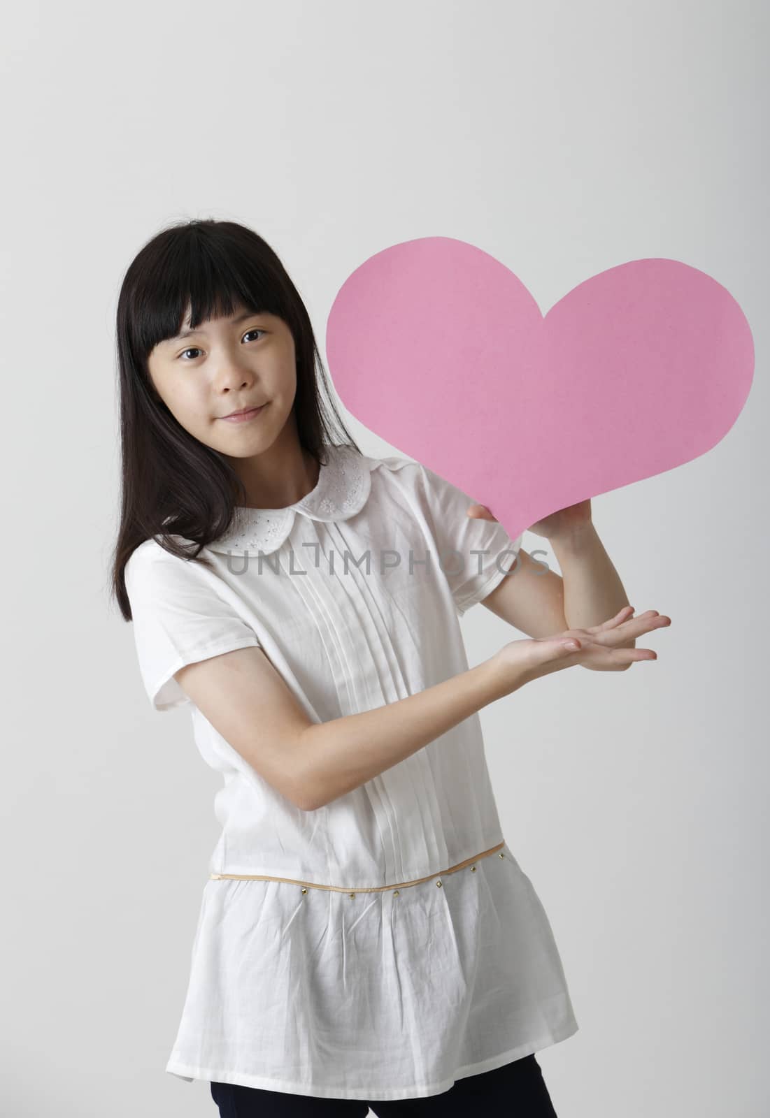 girl showing love by eskaylim