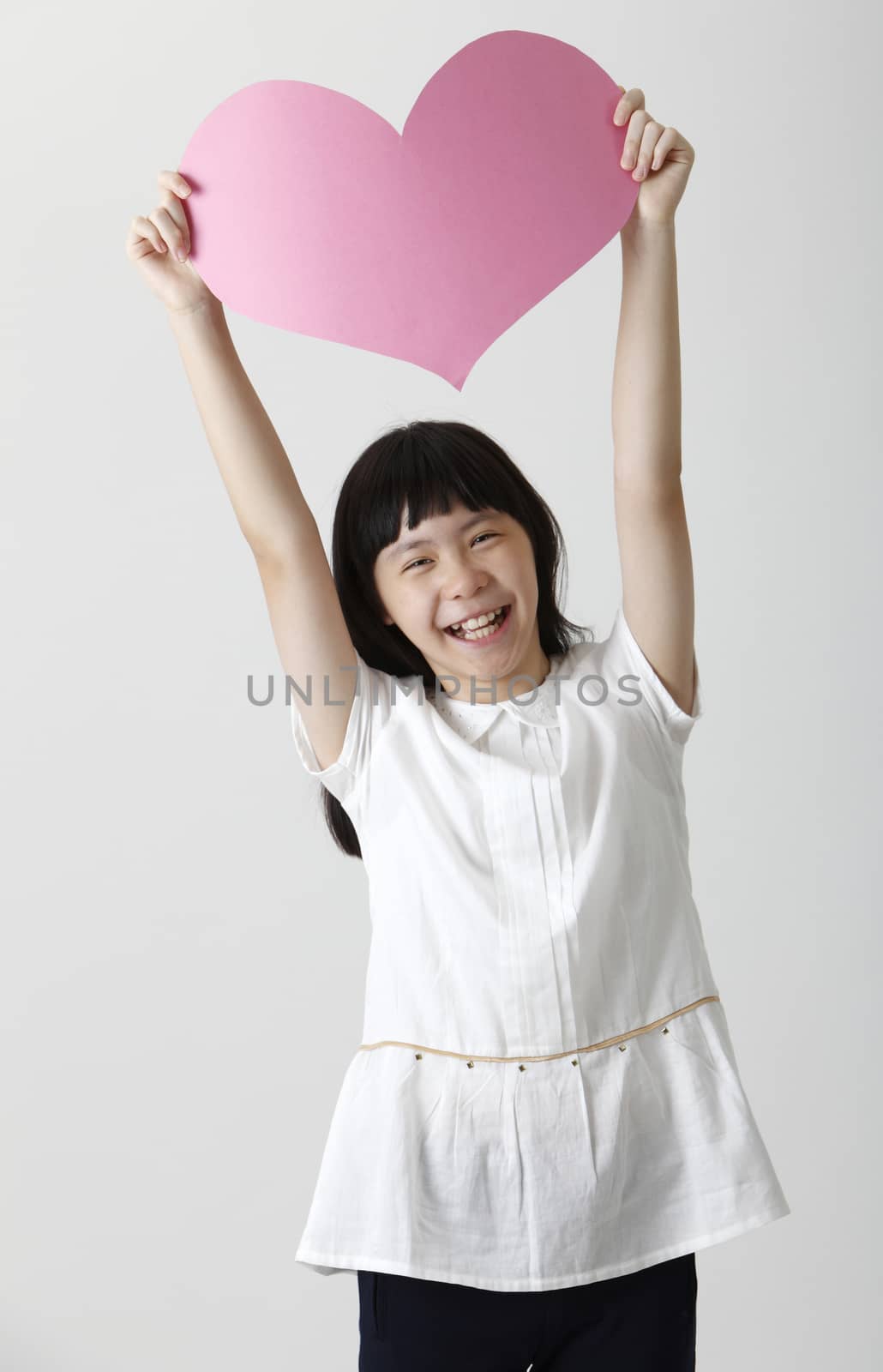 chinese girl holding a blank heart shape cardboard