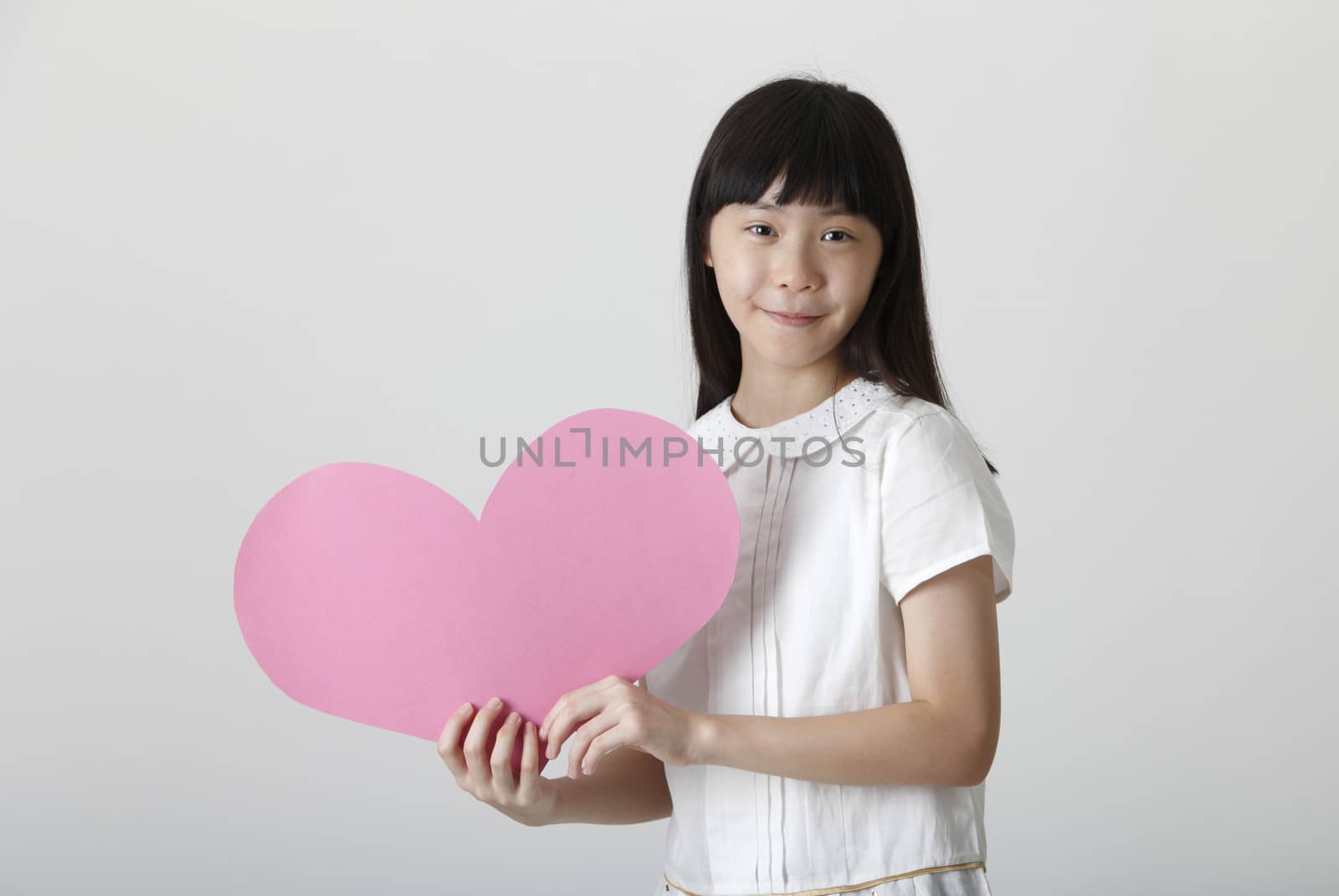 chinese girl holding a blank heart shape cardboard