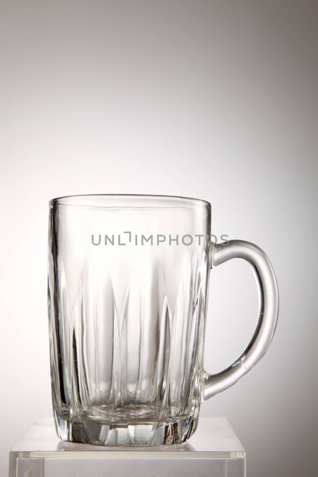 empty glass by eskaylim