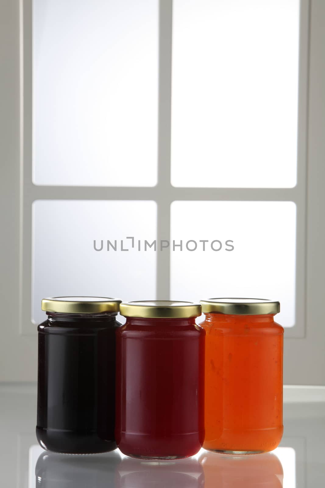 group shot of the fruit jam canned