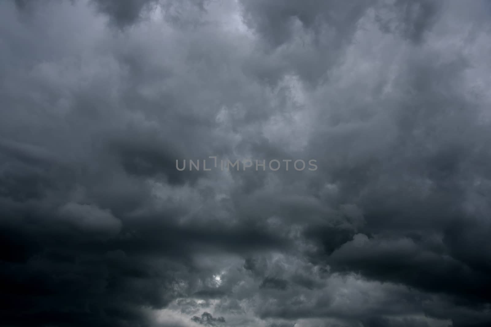 dark cloud is coming / cloud storm before rain coming by rukawajung