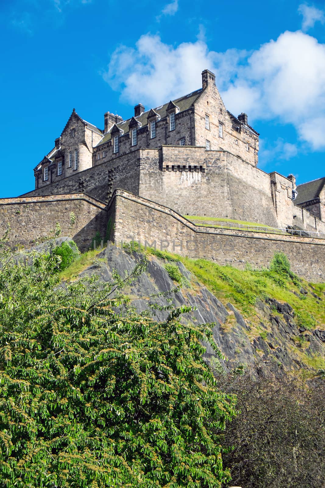 The impressing Edinburgh castle up on the hill