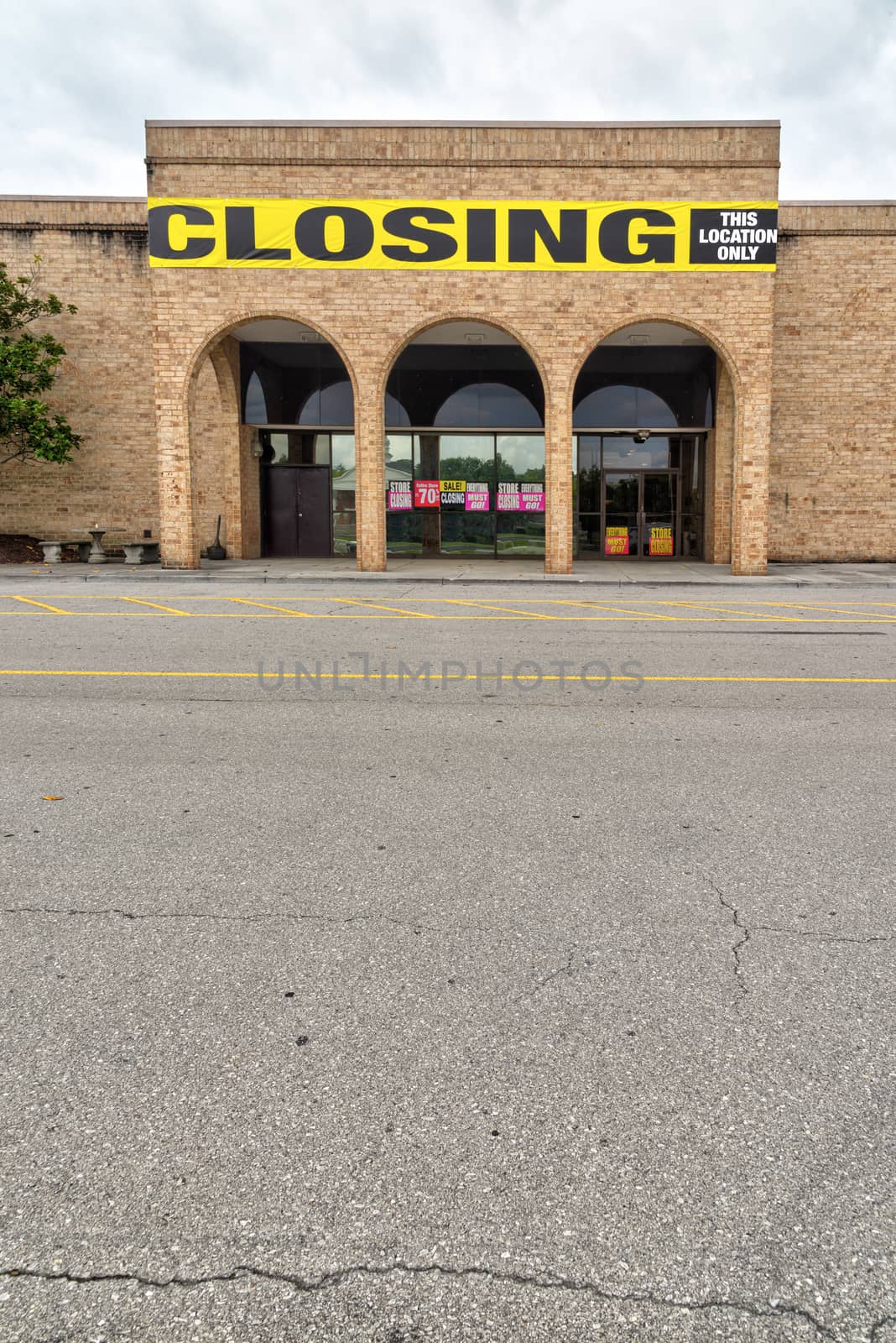 Vertical shot of a mail anchor store going out of business during the pandemic