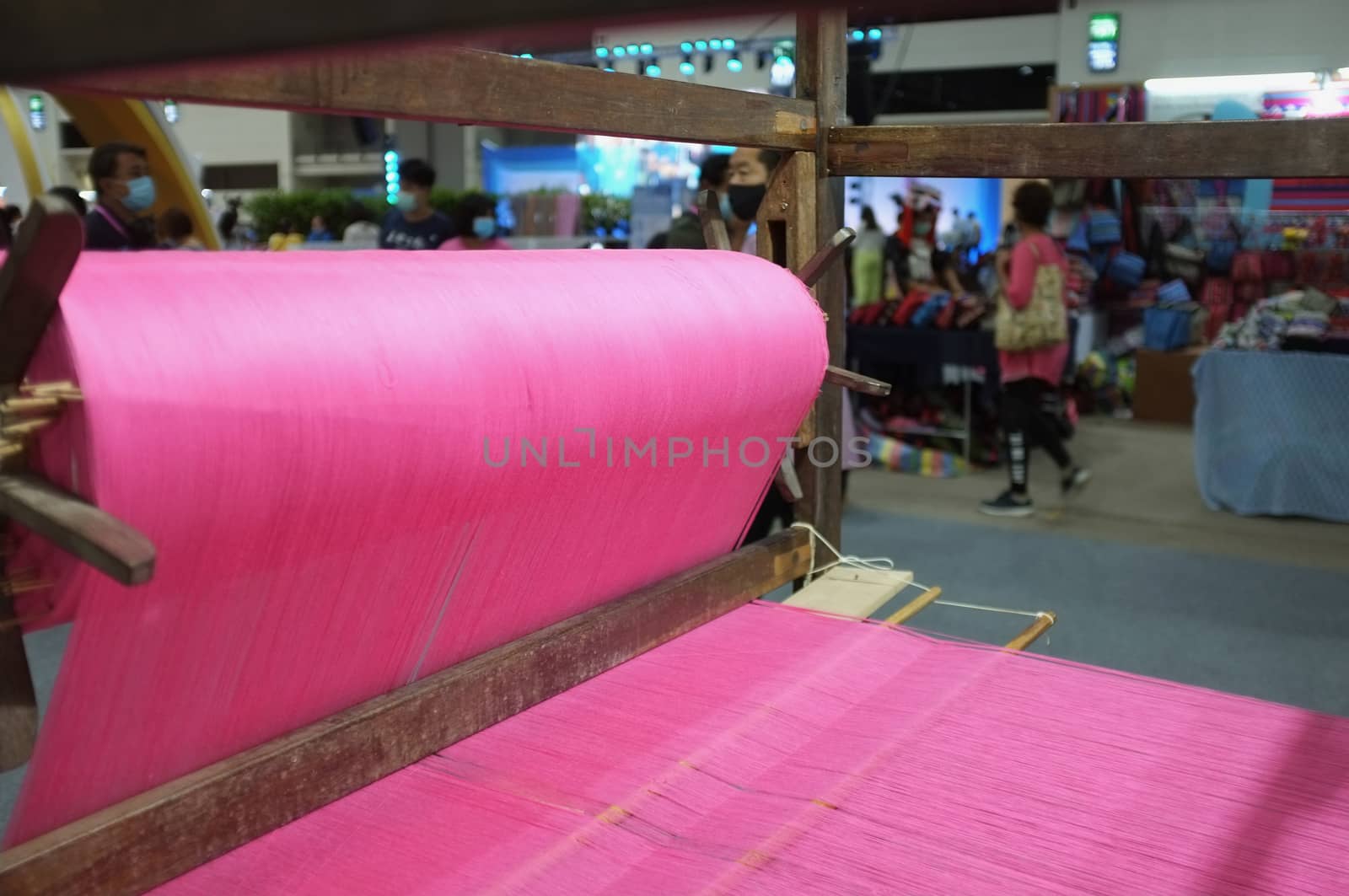 Weave silk cotton on the manual wood loom