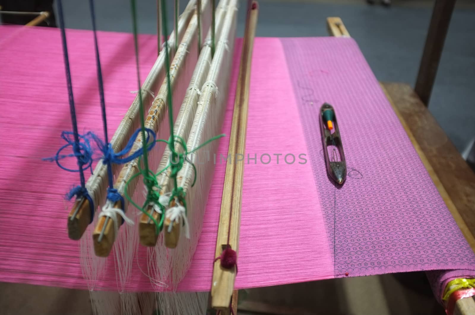 Weave silk cotton on the manual wood loom