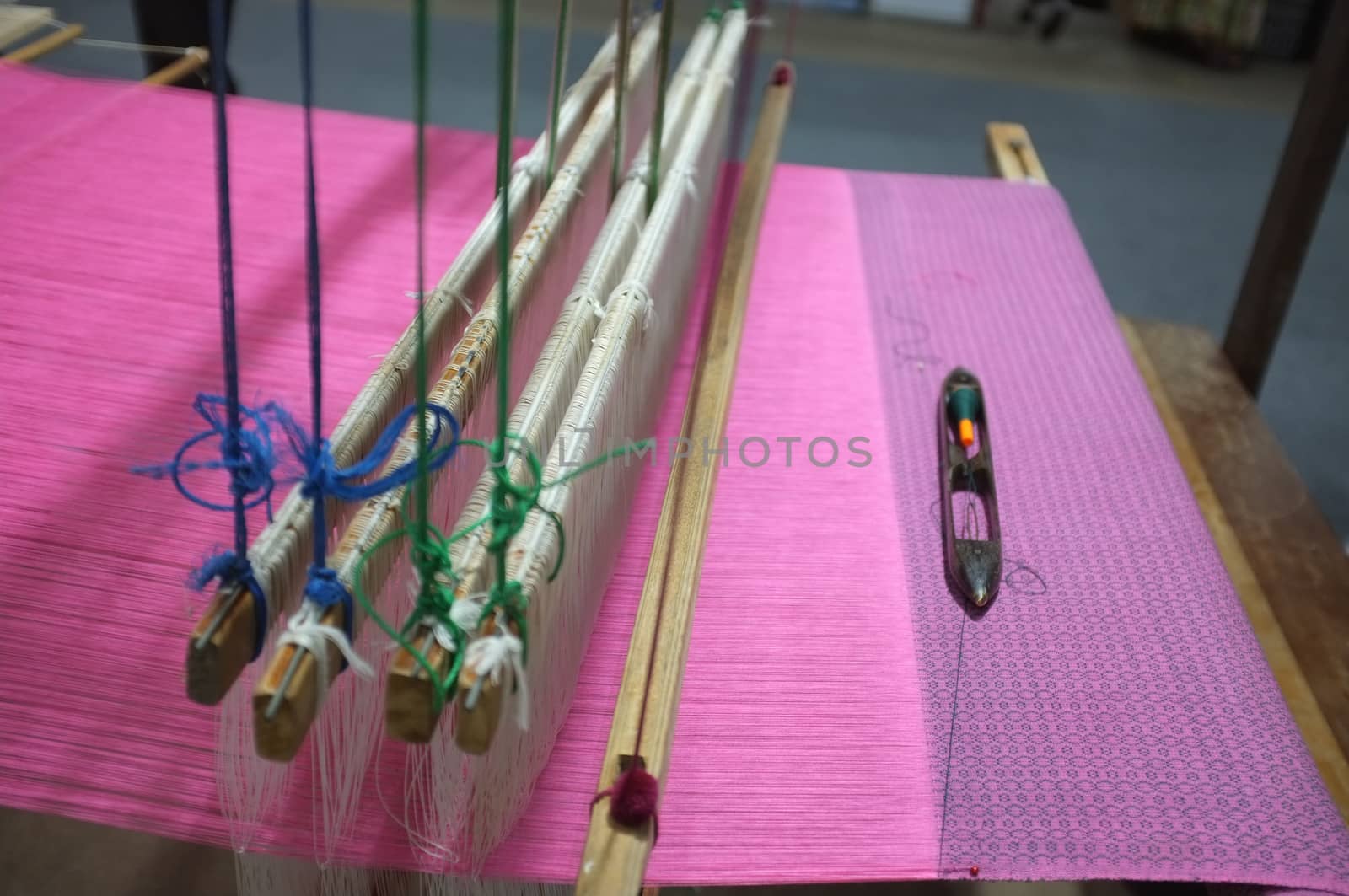 Weave silk cotton on the manual wood loom