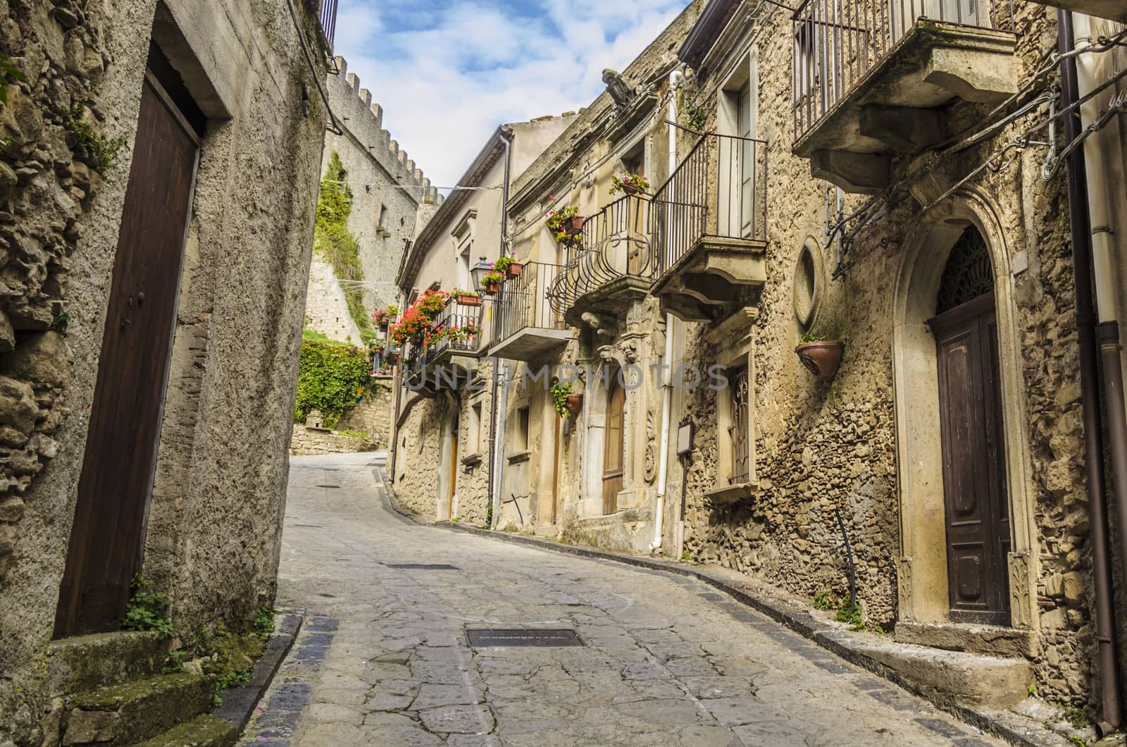 Away from the coast to the height of the coastal town Cefalú lies between mountains the old village Montalvano Elicona and from which we can see its streets so characteristic