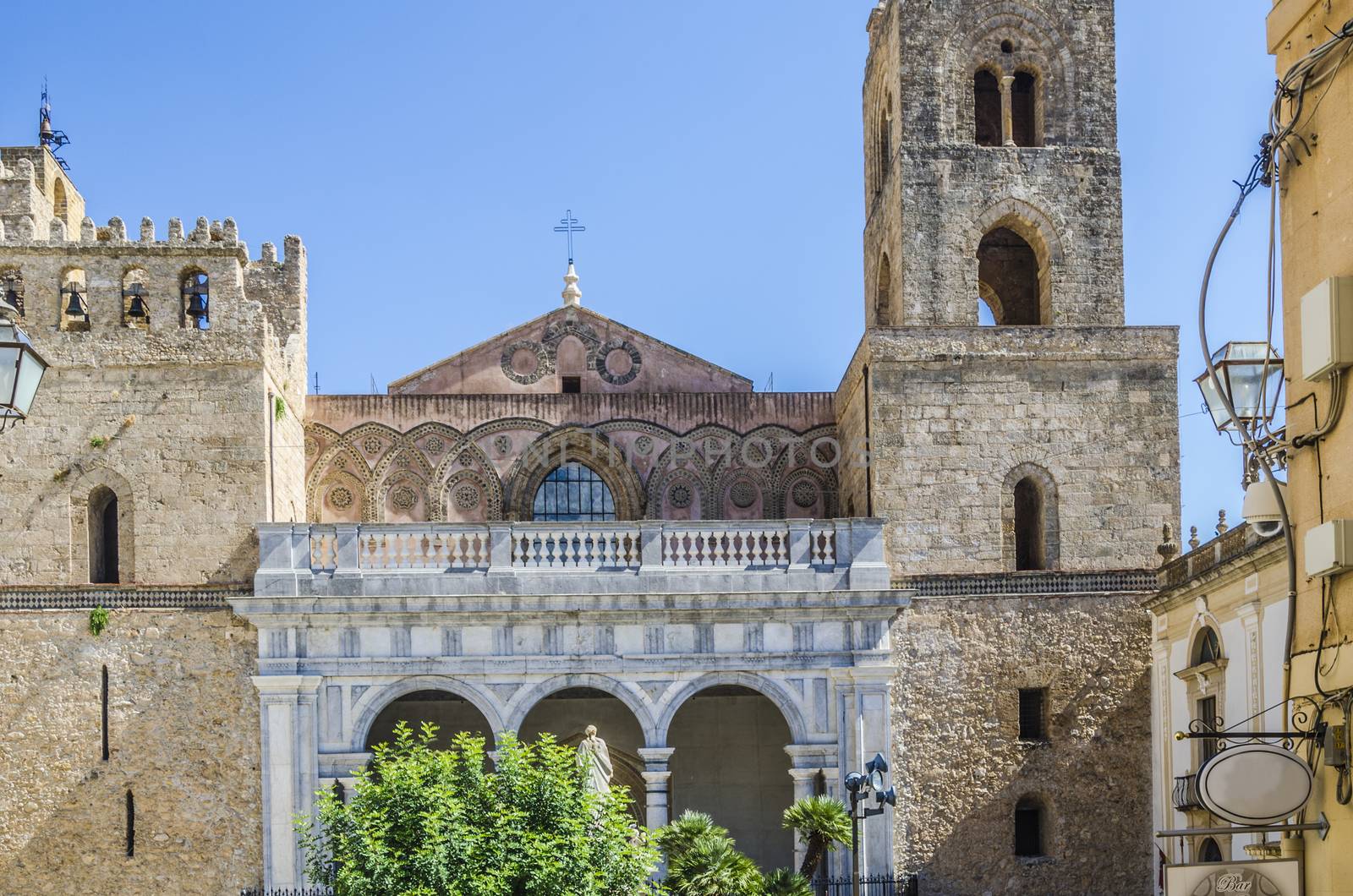 The Sicilian city of Monreale has a lot of tourism and the most seen point is the beauty of the interior of its cathedral here we see the facade of the same