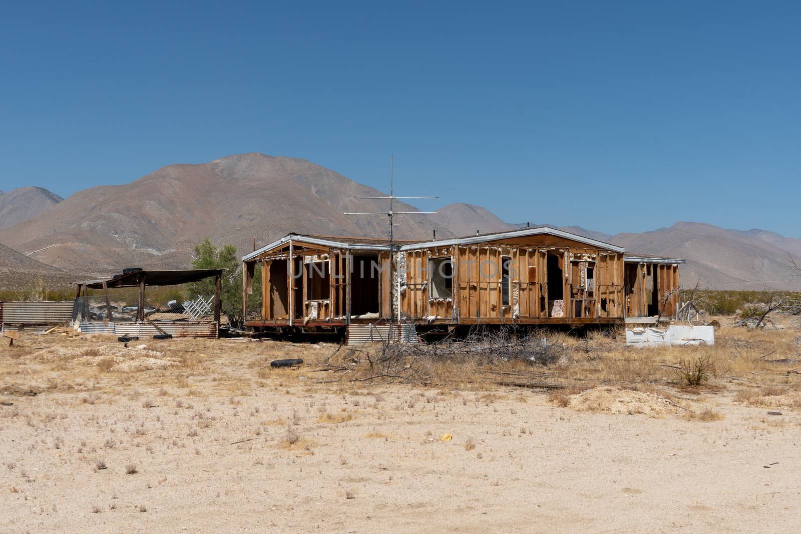 Abandoned houses and camper trailer in the middle of the desert by Bonandbon