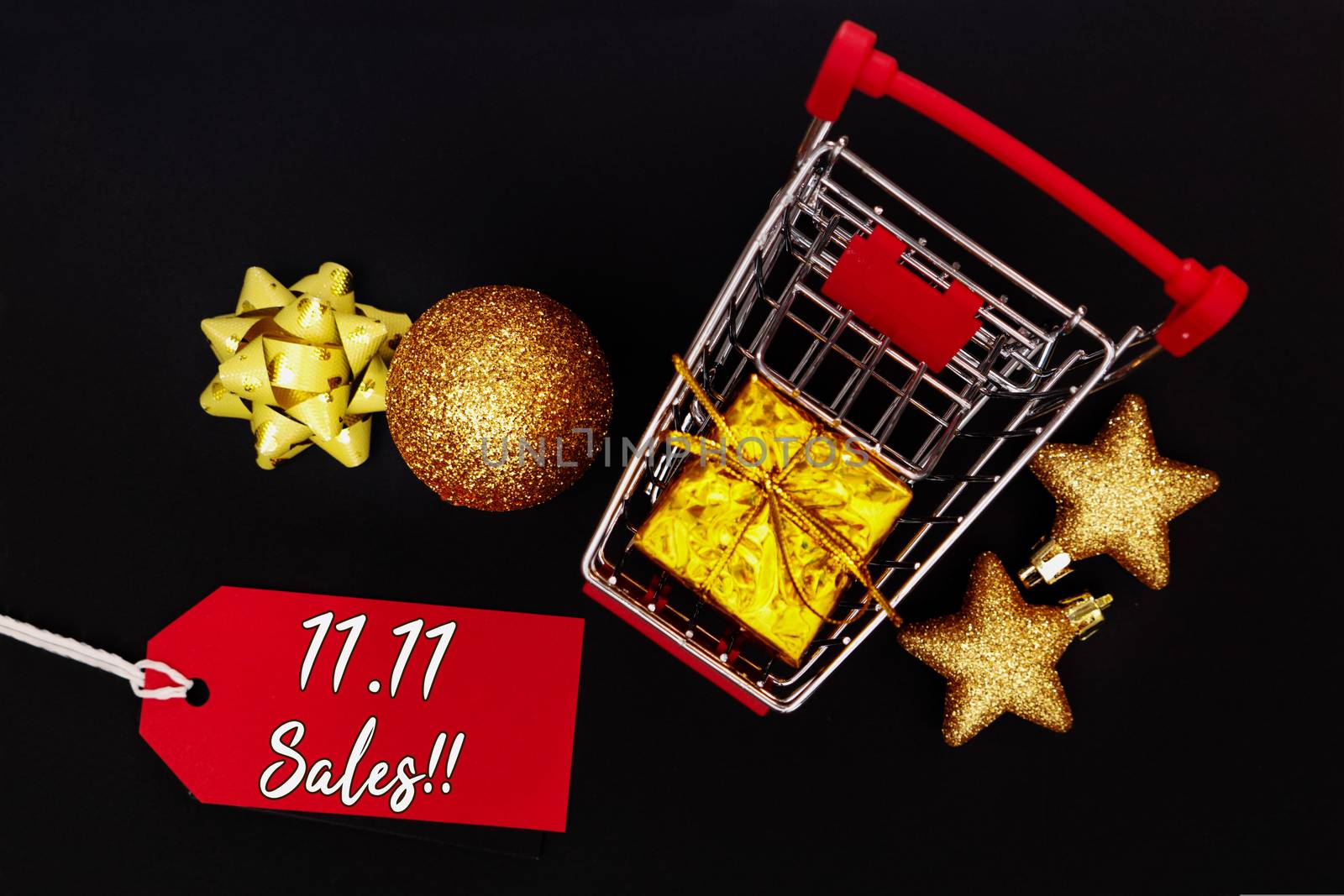 shopping cart and gift box, year-end sale, 11.11 singles day sale concept