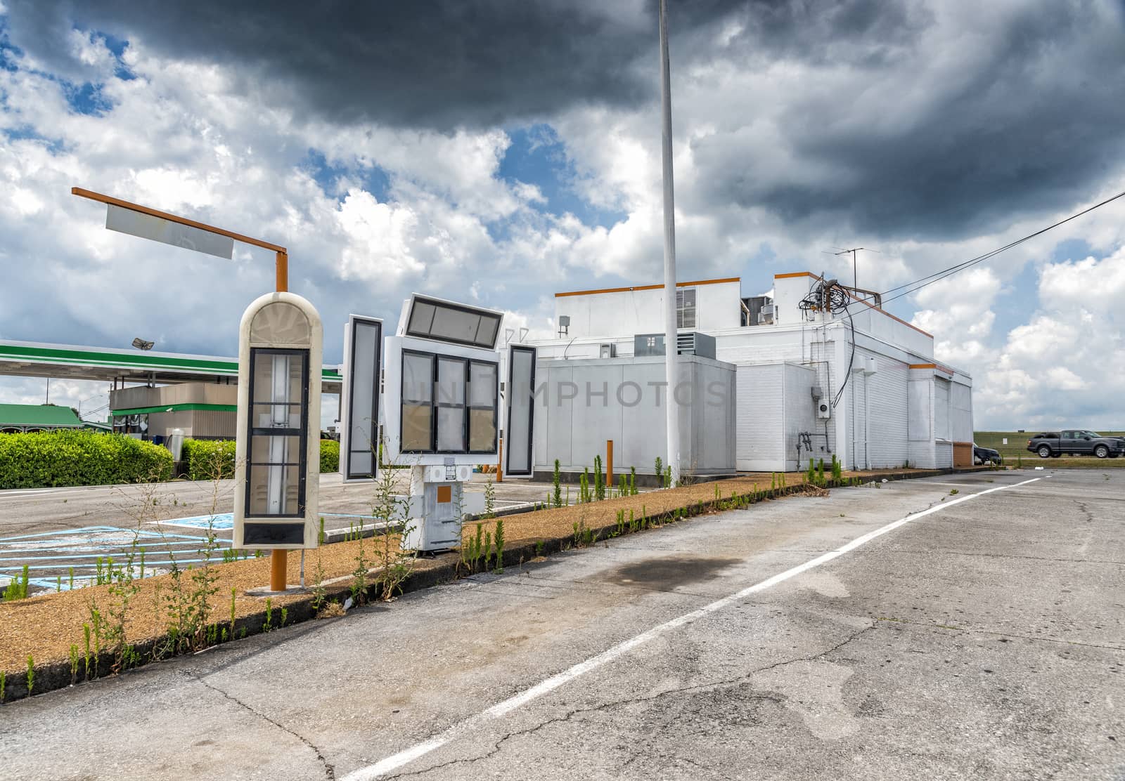 Horizontal shot of a bankrupt fast food restaurant killed by the pandemic.